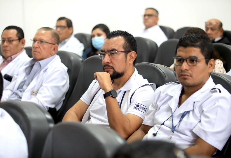 SSalvador2023's tweet photo. 🇸🇻

En esta conferencia están presentes directores de hospitales nacionales y unidades de salud, quienes tendrán un rol fundamental en el cuidado médico de las delegaciones que participarán en #SanSalvador2023.

#EsMomentoDeTrascender https://t.co/0LHeMXSblk