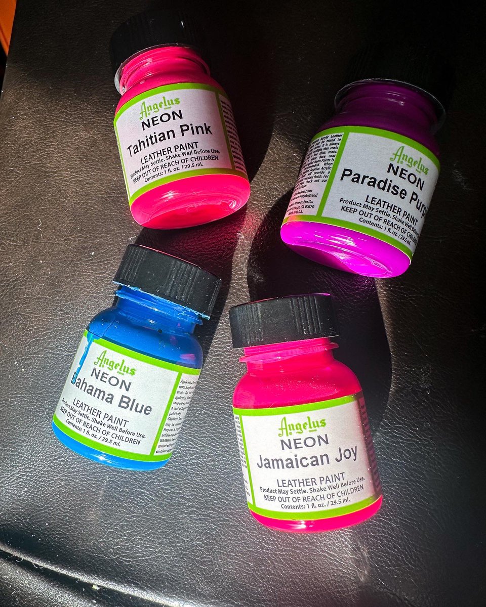 reyprzz's tweet image. my fav neons 💗 #AngelusDirect