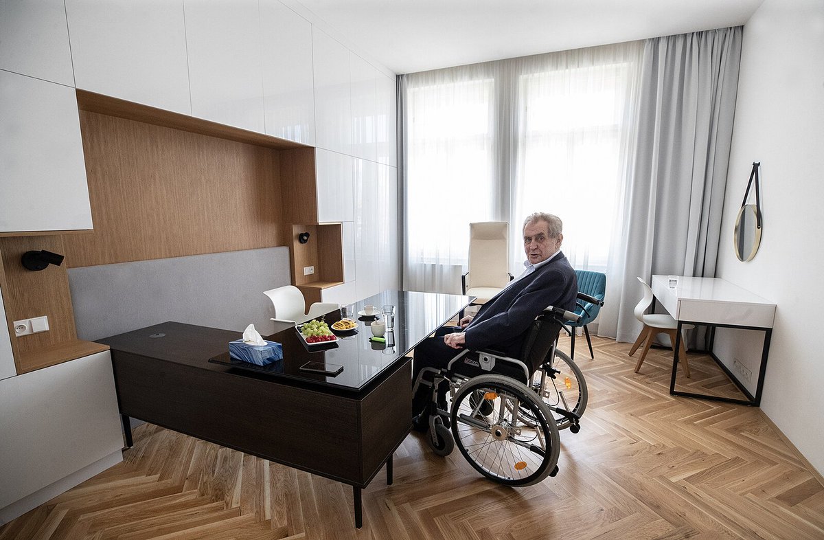 PrasmanDunka's tweet photo. Chápu to správně, že udělali Zemanovi pracovnu tak, že tam místo postele vmontovali dva stoly, přitom lampičky i noční stolky nechali? To vypadá, jako předělaný pokoj v nějakém privátu..Inu pane redaktore, víte, že mám rád bonmoty a ku*va zůstane ku*vou,byť bude sedět za stolem. https://t.co/dyLHwX4Eov