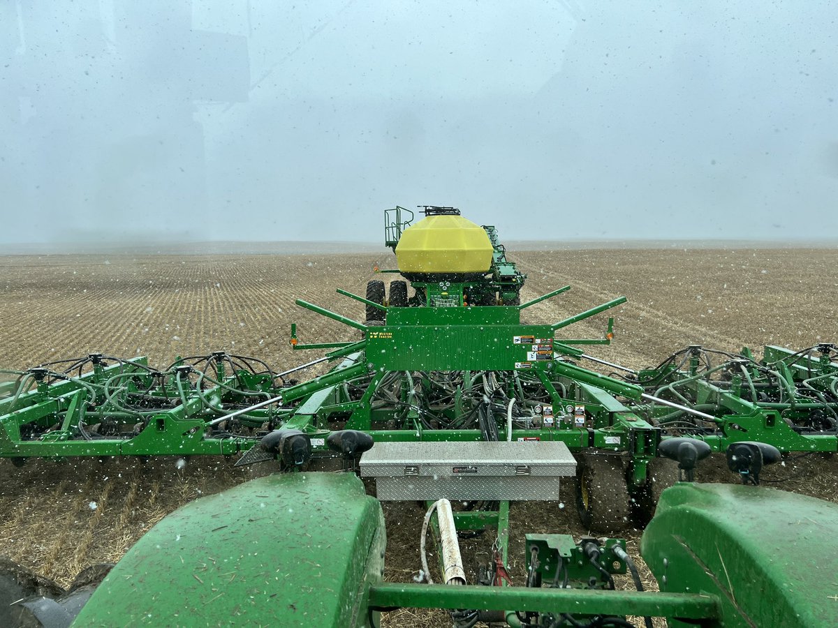 agnathanstamp's tweet photo. 130 acres into #plant2023 and shutting down. Ill take the moisture. https://t.co/uSHs706zGg