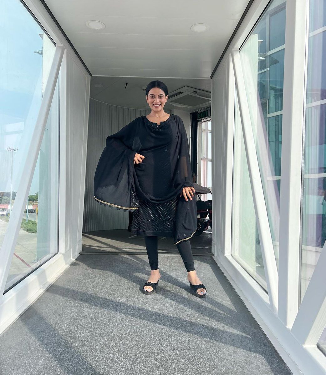 GossipsInsight's tweet photo. #AksharaSingh So cute in this black suit.🖤
.
.
.
.
#aksharasingh #aksharasinghfans #aksharasinghhot #GossipsInsight https://t.co/mlJLfPghWB