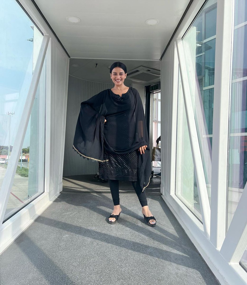 GossipsInsight's tweet photo. #AksharaSingh So cute in this black suit.🖤
.
.
.
.
#aksharasingh #aksharasinghfans #aksharasinghhot #GossipsInsight https://t.co/mlJLfPghWB