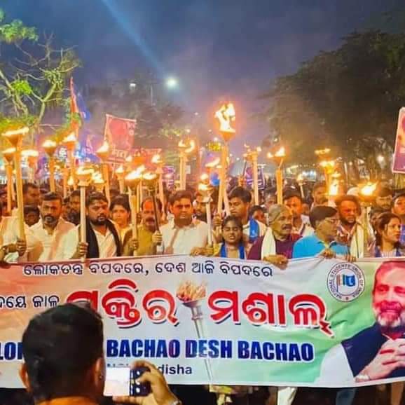yashir_nawaz's tweet photo. Mashal Rally of @NSUIOdisha__ in which National President of @nsui Hon'ble Shri @Neerajkundan ji and National Secretary of NSUI and in charge of Odisha Miss @anulekhaboosa jii were present.

"Save democracy, Save country". https://t.co/iwMCAg3b0c