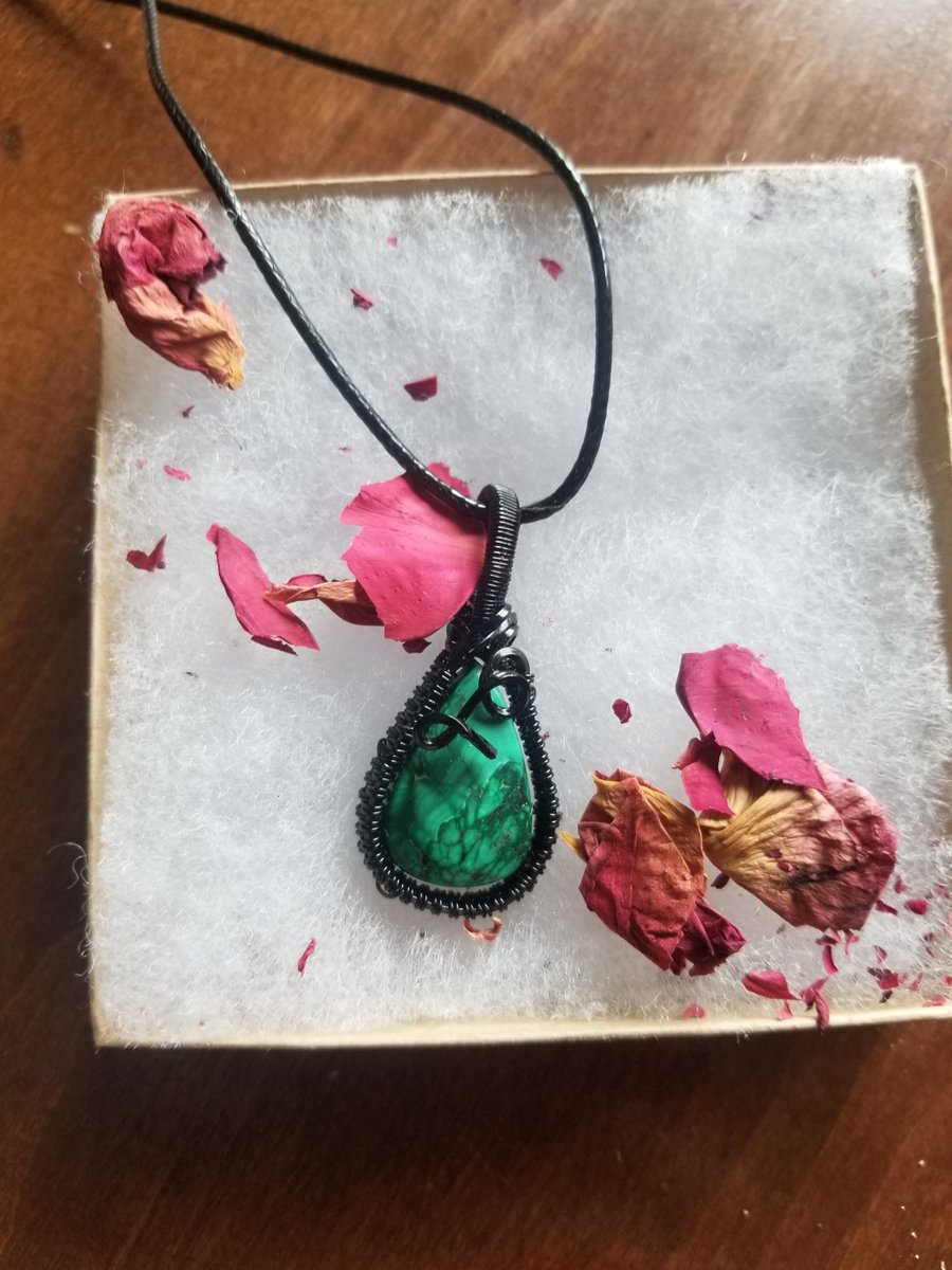 notalexcarrigan's tweet photo. IT'S HERE
Handmade pendant from @_plantmama crystal biz @ccstudioltd 
Bout time I bought something for me and not for my mom 😅 DANI I LOVE IT THANK YOU!

Etsy shop link 
https://t.co/ttKk7wE3F4 https://t.co/5GgyTR6qyO