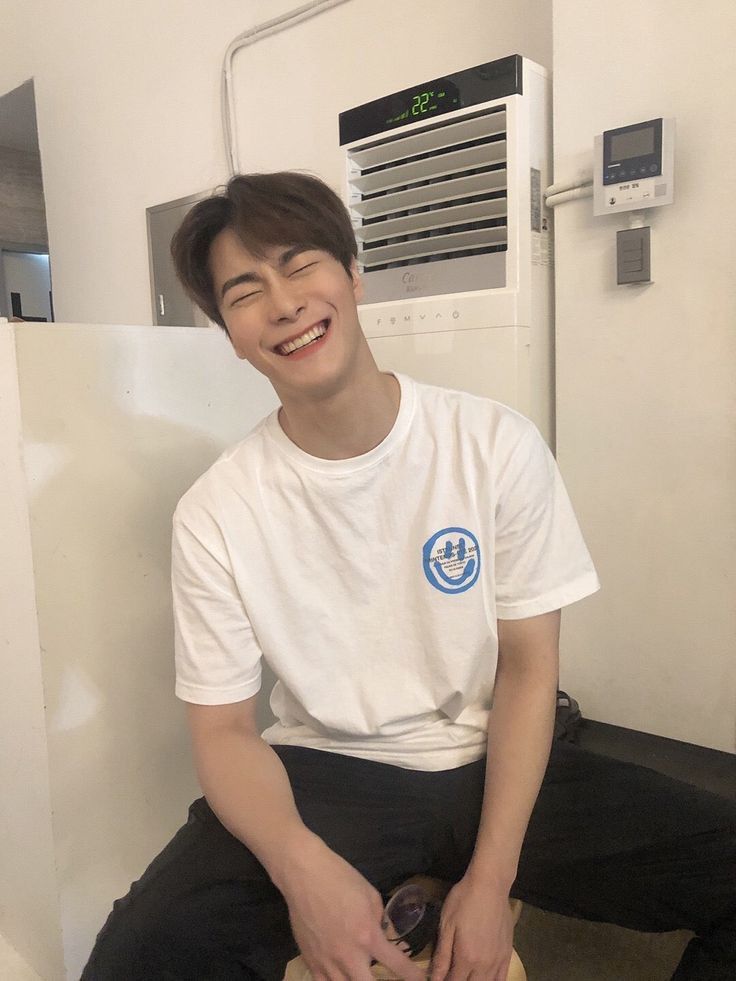 vianaroha's tweet photo. moonbin, maafin aku karna ga tau selama ini kamu nahan semua rasa sakit itu sendirian dibalik senyum mu yang indah ini. terimakasih untuk semua kenangan disaat aku jadi bagian dari keluarga ini. kau tetap manjadi bintang yang bersinar terang, I love youu 💖 

fly high my moon https://t.co/j4MWPnWwGj