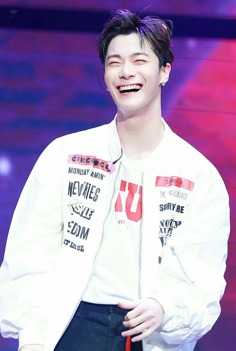 vianaroha's tweet photo. moonbin, maafin aku karna ga tau selama ini kamu nahan semua rasa sakit itu sendirian dibalik senyum mu yang indah ini. terimakasih untuk semua kenangan disaat aku jadi bagian dari keluarga ini. kau tetap manjadi bintang yang bersinar terang, I love youu 💖 

fly high my moon https://t.co/j4MWPnWwGj