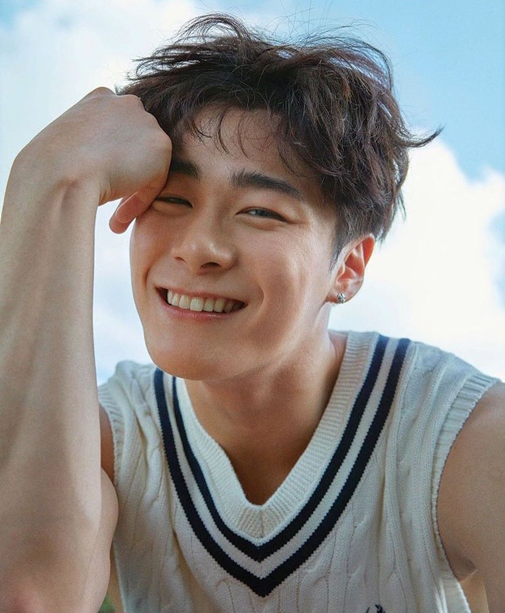 ChiponophileM's tweet photo. Gerçekten ne dicem bilmiyorum cidden şoka girdim hiç beklemiyordum. Çok sıkı takip etmesem de ediyordum takip. Huzur içinde uyu Moonbin... #RIPMOONBIN https://t.co/XGfbhb2DOa