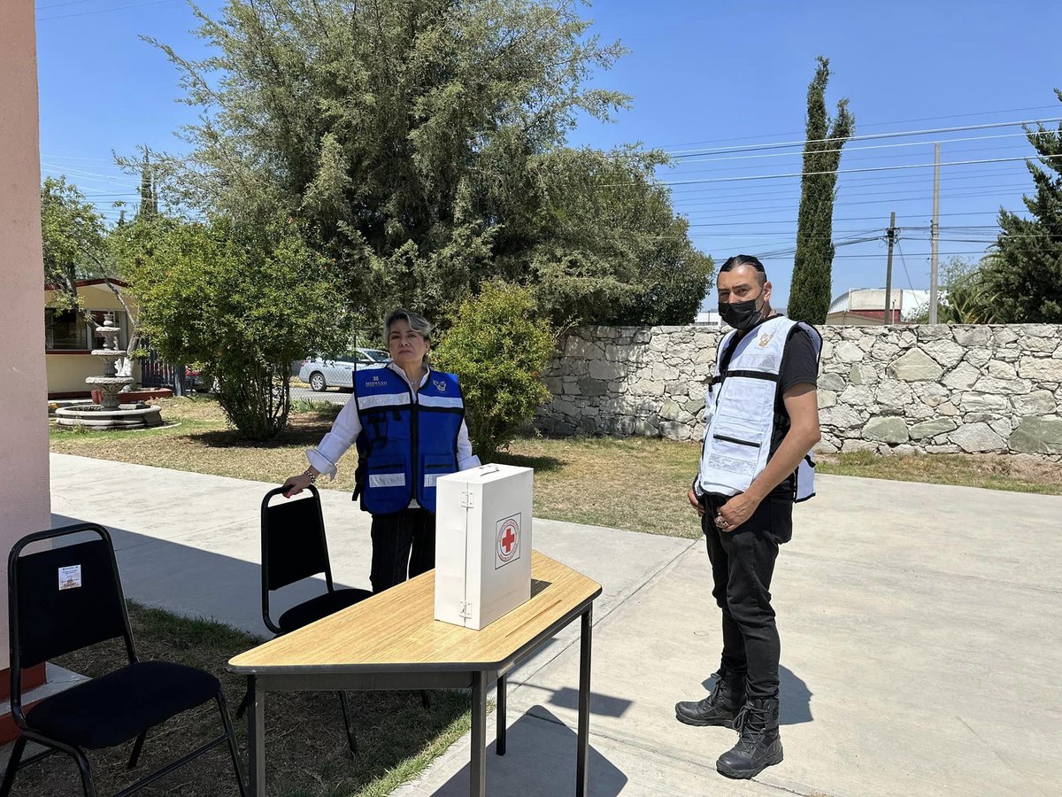 fcontinuahgo's tweet photo. Personal de la #DFC  en el primer simulacro nacional 2023. El estar preparados para una emergencia puede marcar la diferencia en momentos críticos. ¡Participa activamente en el simulacro y ayúdanos a crear una cultura de prevención en nuestra comunidad educativa!
#NatyCastrejón https://t.co/NkZwPEeRbe