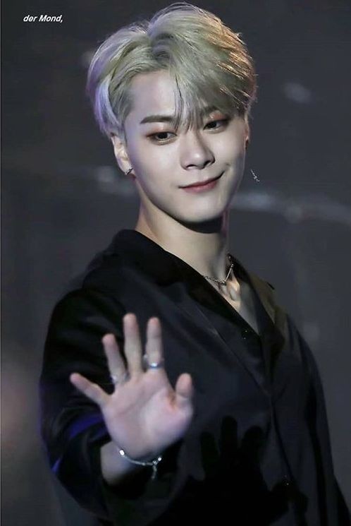 Я так надеялась, что это не правда...
Как оглушительно тяжело слышать о том, что ушёл из жизни молодой и талантливый артист, человек, который согревал своей улыбкой тысячи сердец... Но в нужный момент с ним не оказалось того, кто поддержал бы и остановил. Спи спокойно🕯️
#MOONBIN