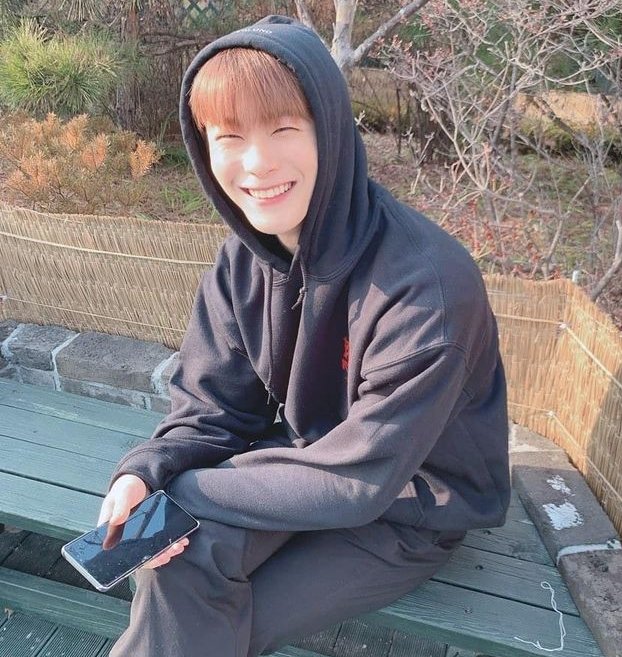 WinterV_TaeTae's tweet photo. Por momentos caigo, por otros es irreal. No puedo creer que este hermoso ser no esté más con ntros. Esa hermosa sonrisa que me alegro muchas veces en mis peores momentos, no lo puedo creer.  Espero que descanses en paz y sepas que fuiste una luz para muchos.
#MOONBIN https://t.co/FI6xpi0rAu