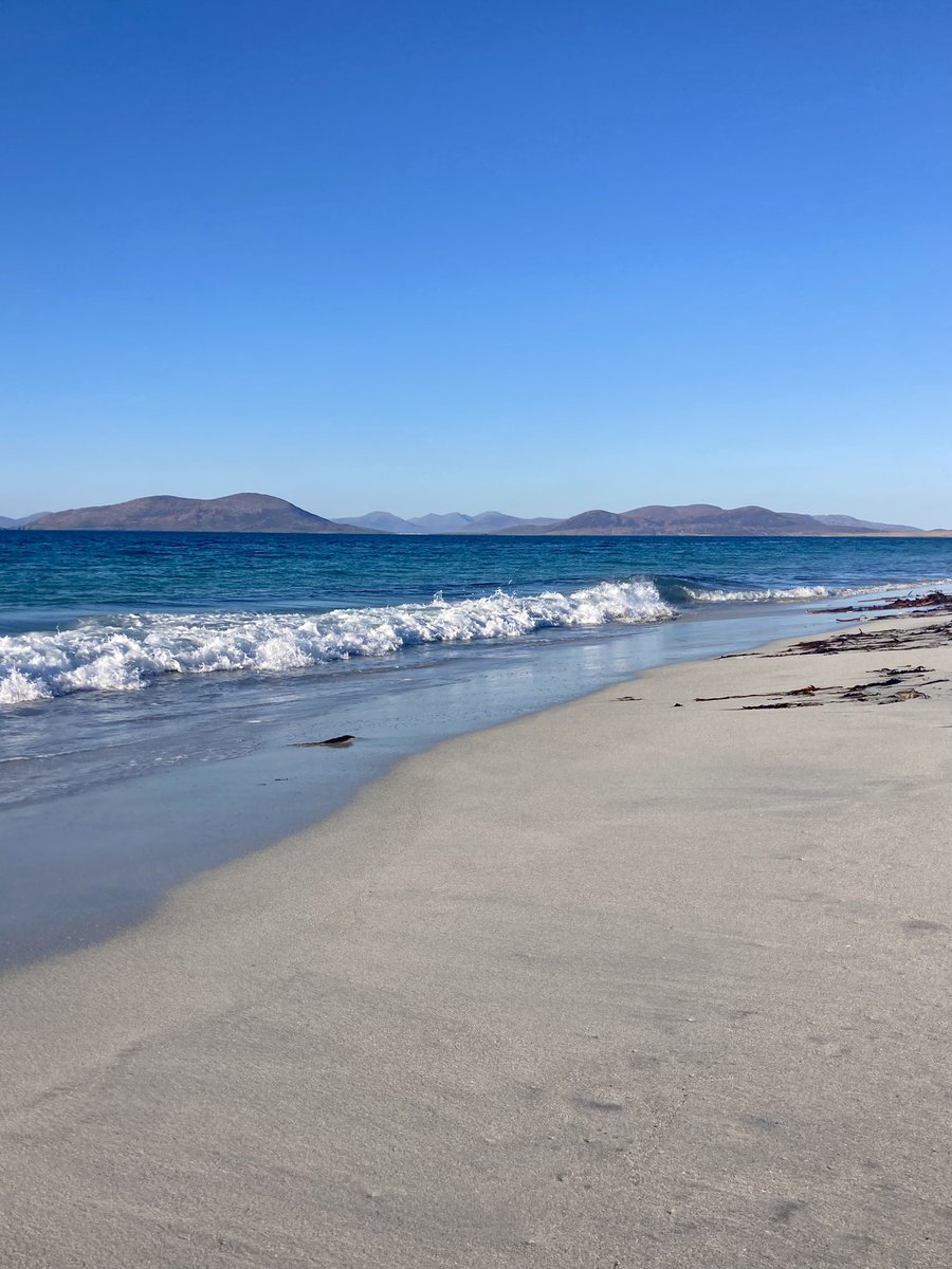 Stunningly blue-sky day for a walk on the wonderful West Beach of beautiful Berneray. ☀️🌊💚 @Hebridean_Way #HebrideanWay