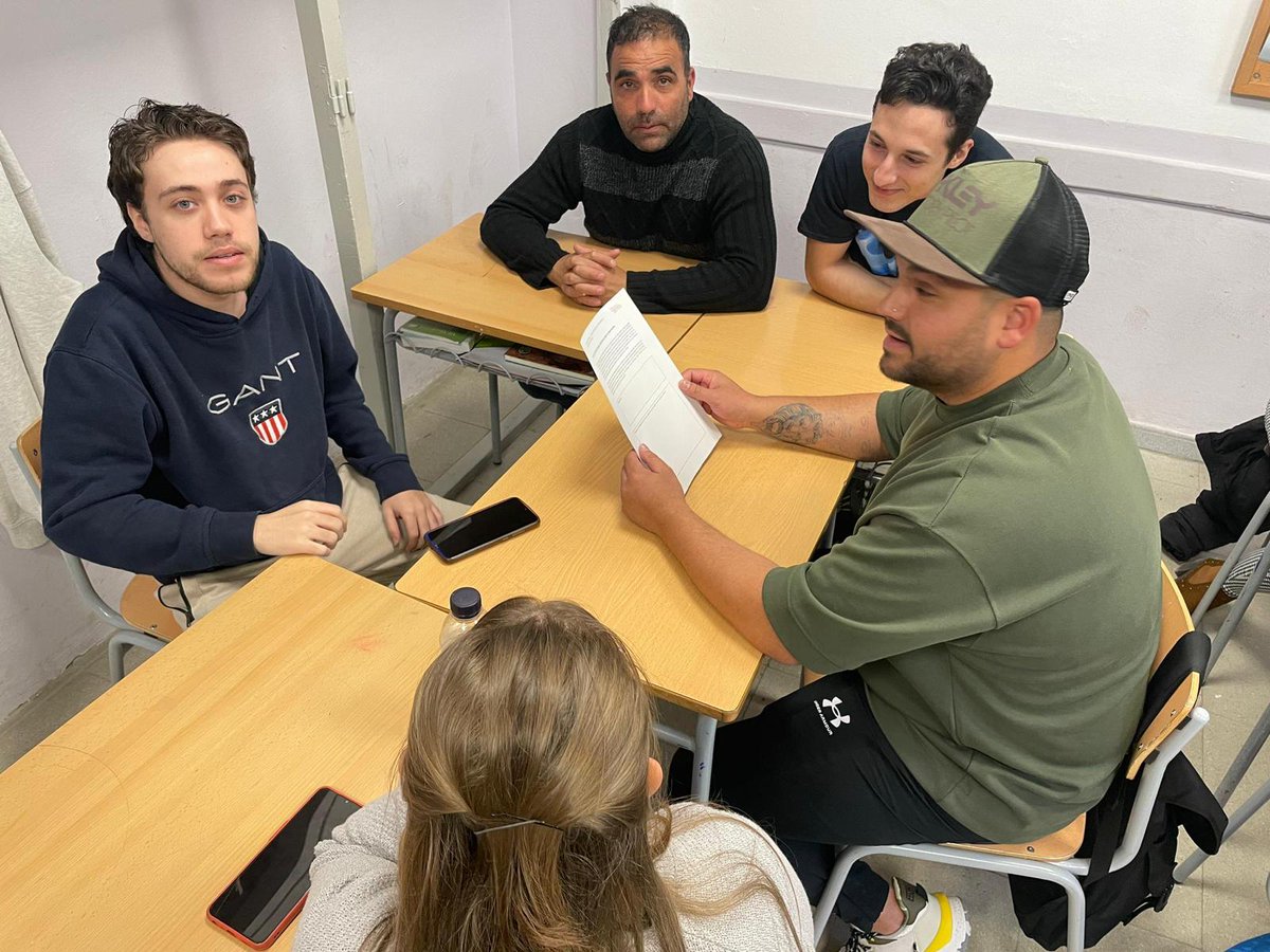cfa_anoia's tweet photo. Alumnes del GES han assistit a una xerrada sobre la salut mental. En el marc del programa #ocelldefoc, impulsat pel @gencat , sobre temes d’actualitat relacionats amb la salut mental: xarxes socials, nous sistemes de valors, efectes de la pandèmia, aïllament, capitalisme, etc. https://t.co/E4wsO0AiB1