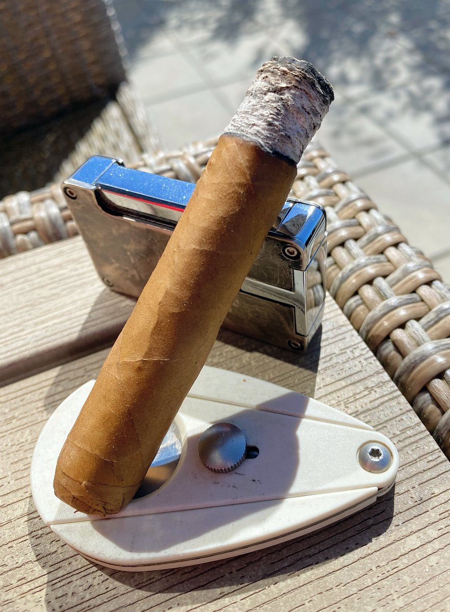 Mellenhart's tweet photo. If you're a fan of milder #cigars, you cant go wrong with a Connecticut wrapper and the right blend. The subtle sweetness and creaminess of this wrapper really enhance the smoking experience. Definitely a great morning stick. #nowsmoking #ConnecticutWrapper #botl #sotl https://t.co/wMAEGKZsYN