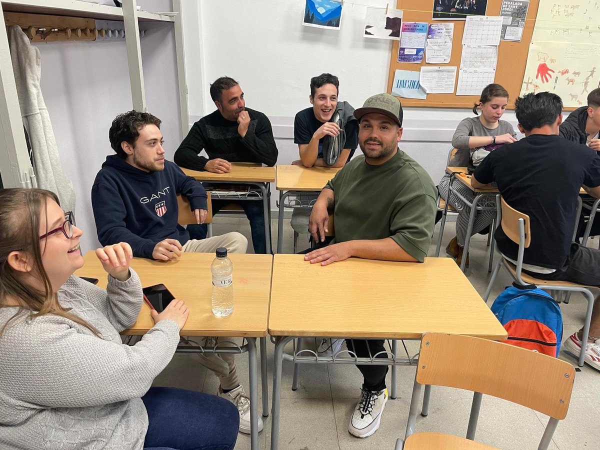 cfa_anoia's tweet photo. Alumnes del GES han assistit a una xerrada sobre la salut mental. En el marc del programa #ocelldefoc, impulsat pel @gencat , sobre temes d’actualitat relacionats amb la salut mental: xarxes socials, nous sistemes de valors, efectes de la pandèmia, aïllament, capitalisme, etc. https://t.co/E4wsO0AiB1