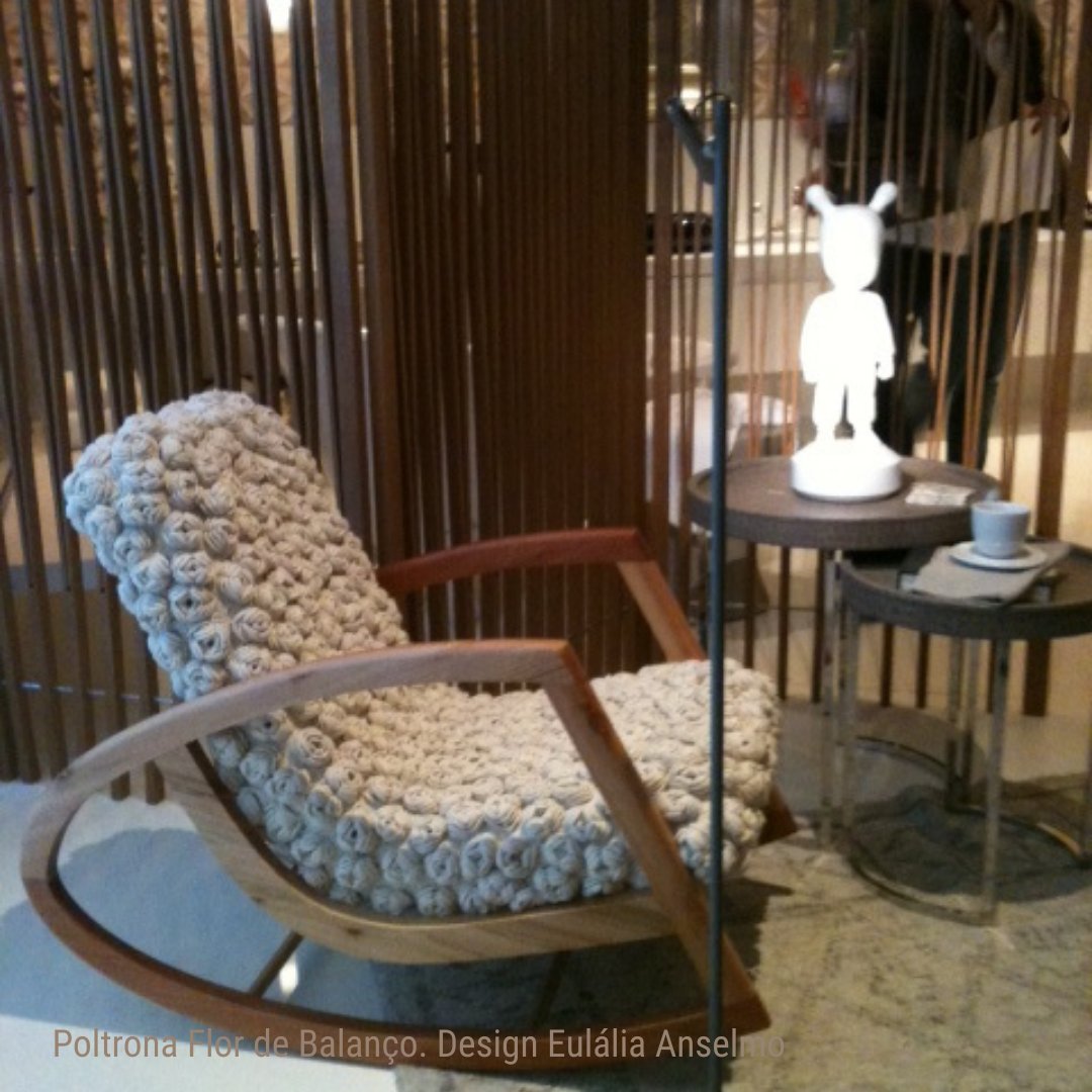 Prima_Design's tweet image. A versão balanço da poltrona Flor é versátil e aconchegante, e se encaixa em diversos ambientes: clássica e recheada de memória afetiva. 

A lã, matéria-prima das flores em crochê, proporciona isolamento térmico, é resistente e não recebe tingimento.

Design Eulália Anselmo.