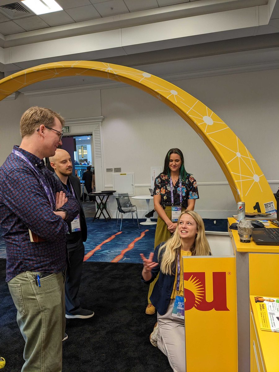brinlee_kidd's tweet photo. I met @hankgreen at the @asugsvsummit! 

��but the demo laptop was charging under the table 🤦‍♀️ #asugsv #hankgreen https://t.co/9NZVtfSJmW