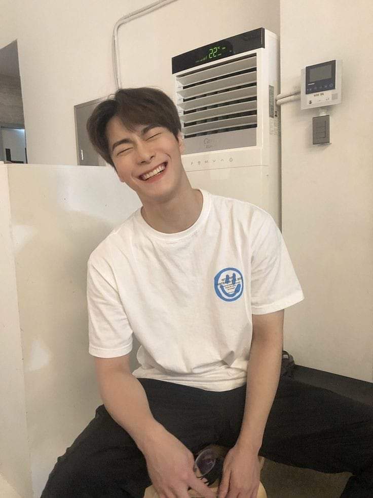 ItzelST4's tweet photo. Un abrazo enorme para Aroha que debe estar pasando por momentos muy difíciles así como los chicos de Astro. 
Brilla por toda la eternidad 
Moonbin 🤍

#Astro #Aroha https://t.co/vG1WVcyNLY