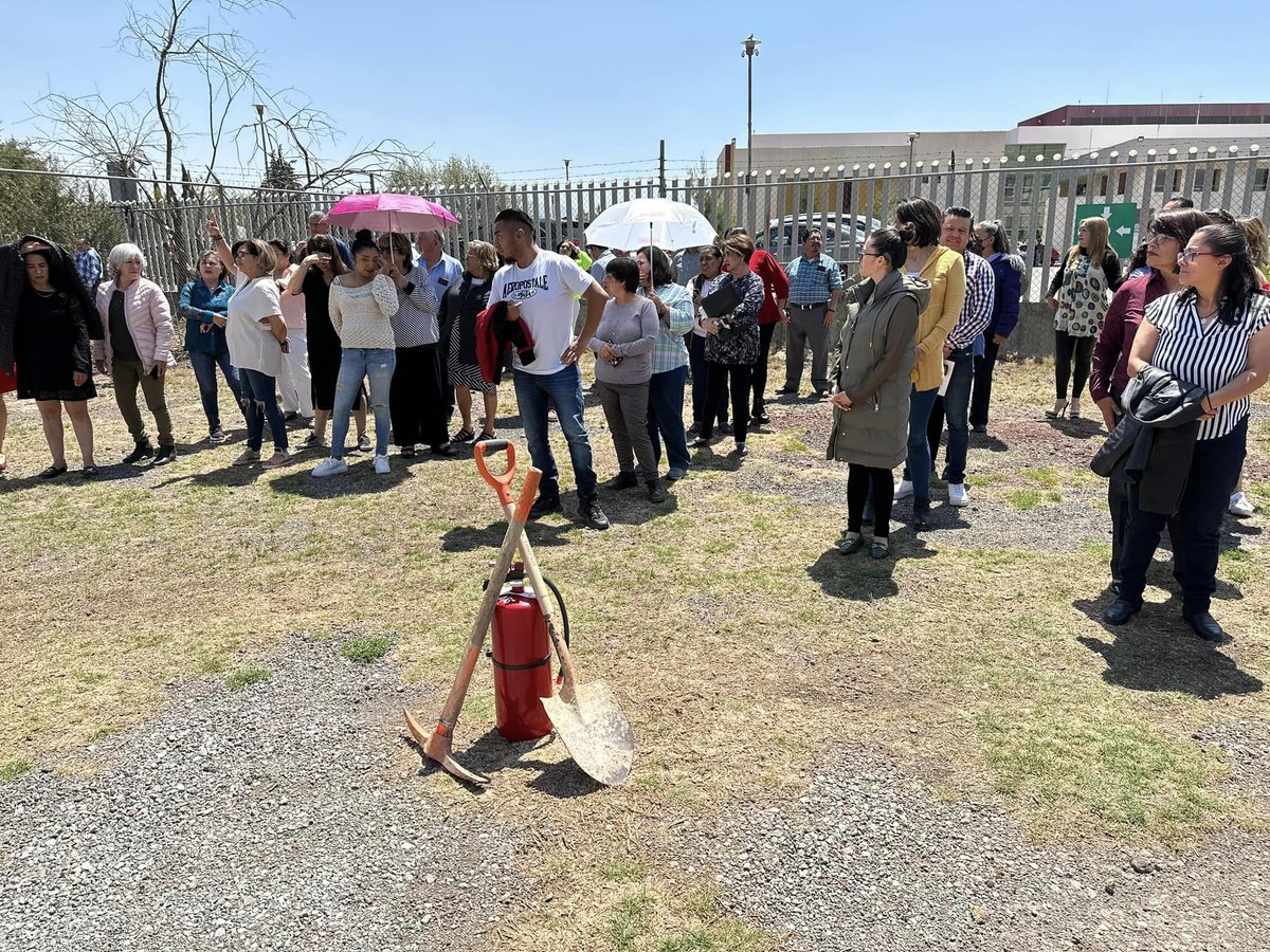 fcontinuahgo's tweet photo. Personal de la #DFC  en el primer simulacro nacional 2023. El estar preparados para una emergencia puede marcar la diferencia en momentos críticos. ¡Participa activamente en el simulacro y ayúdanos a crear una cultura de prevención en nuestra comunidad educativa!
#NatyCastrejón https://t.co/NkZwPEeRbe