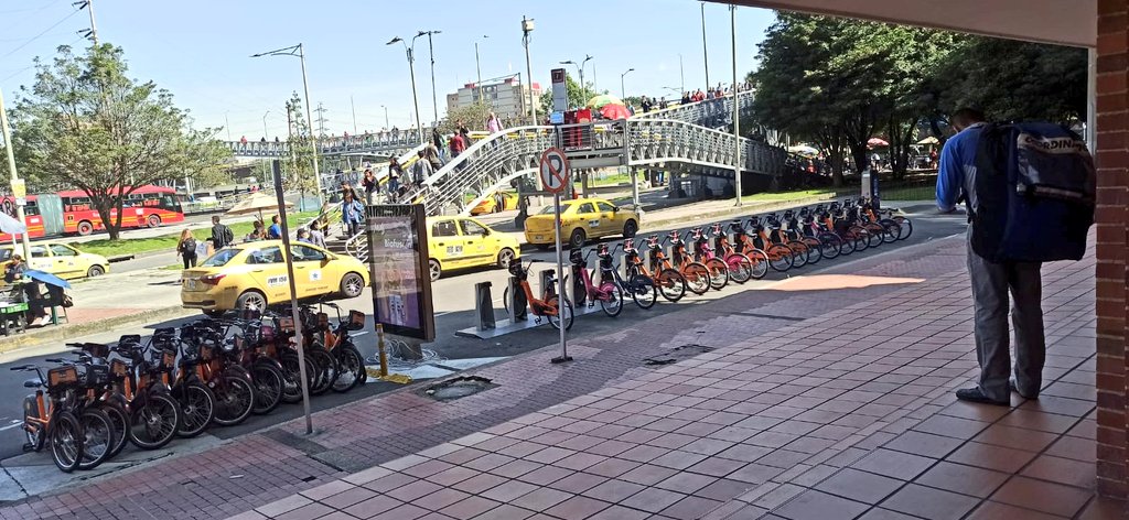 AsoResiChico's tweet photo. @SectorMovilidad @tembici @tembici_co Solicitamos que retiren de forma inmediata las bicicletas en el espacio público ubicadas frente a la estación TM El Virrey, que no están organizadas dentro del bicicletero, y pedimos por favor que esto no se vuelva a repetir. https://t.co/O7eouhsDag