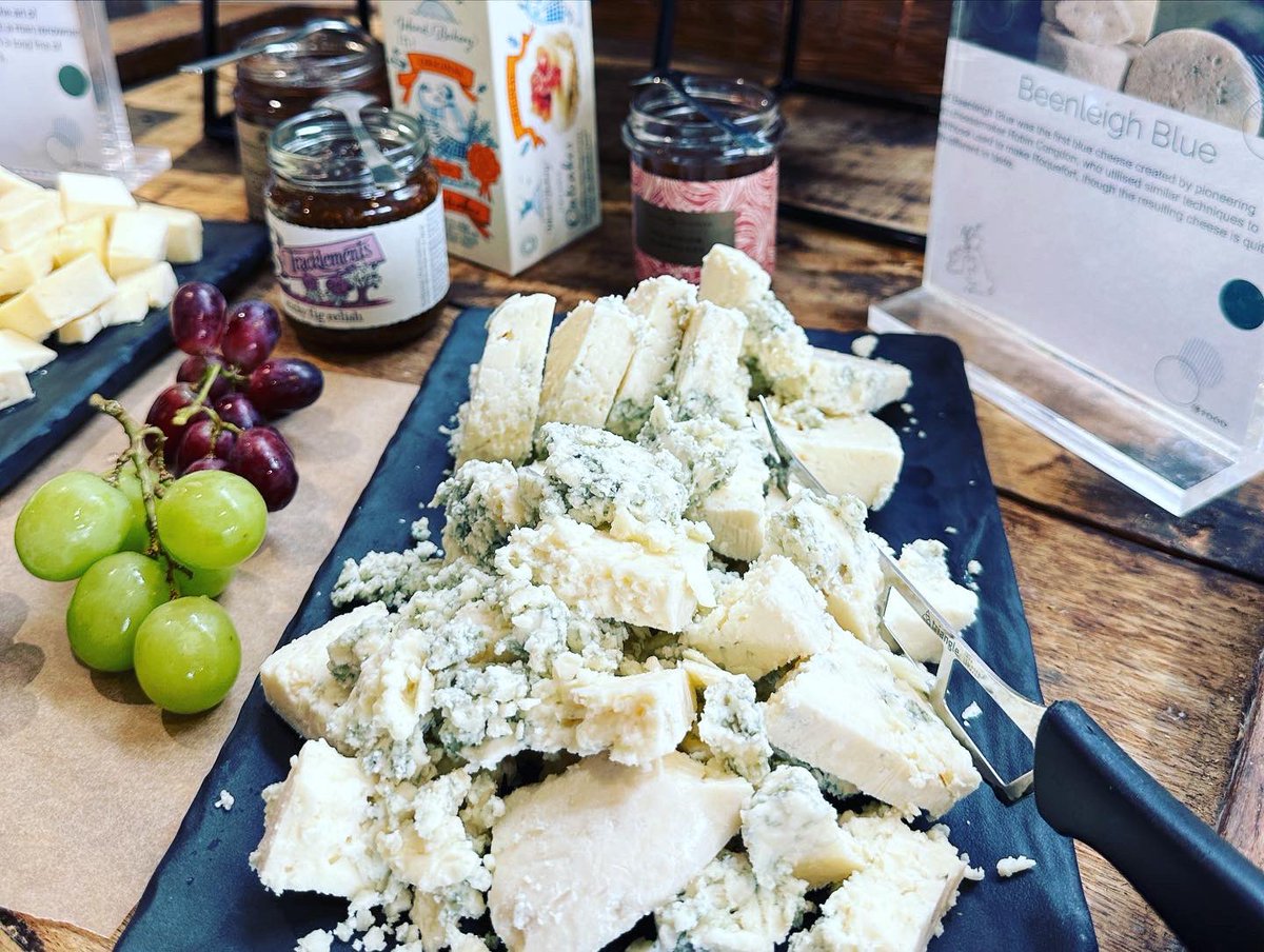 itsleod_'s tweet photo. Small cheese pop up with @NealsYardDairy finest cheese🧀🍇 https://t.co/C7gPbn3exv