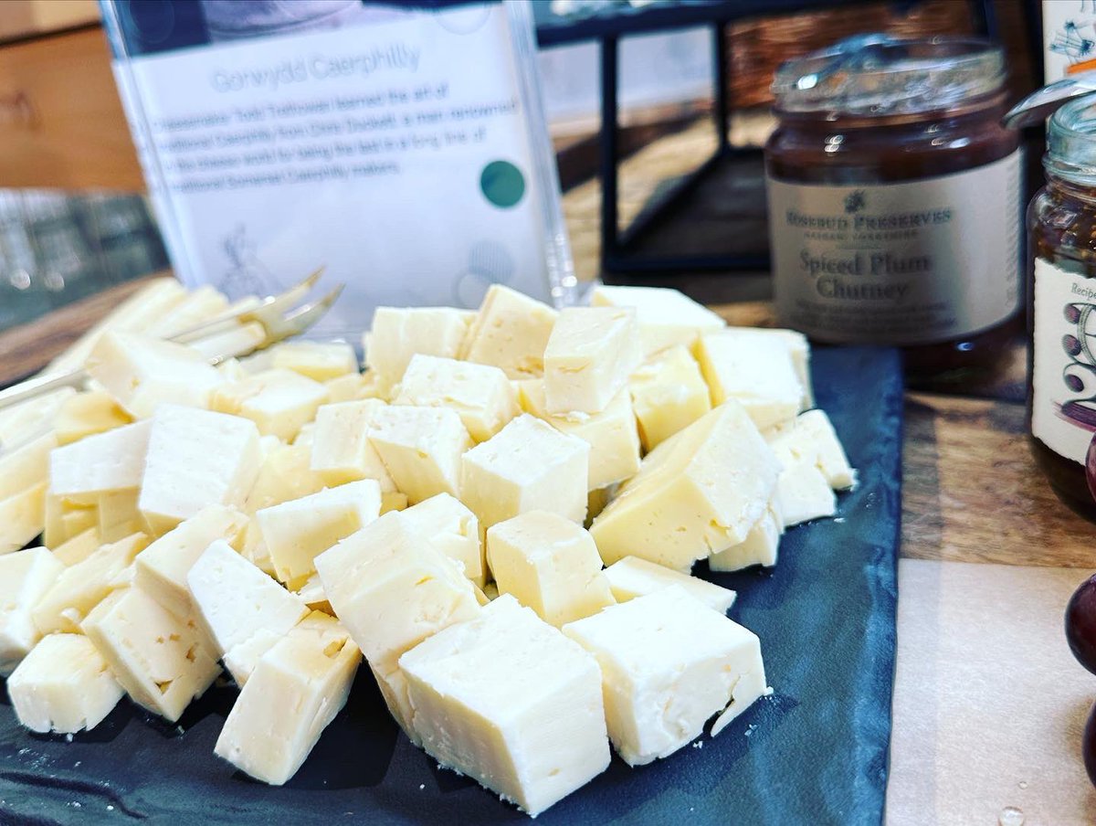 itsleod_'s tweet photo. Small cheese pop up with @NealsYardDairy finest cheese🧀🍇 https://t.co/C7gPbn3exv