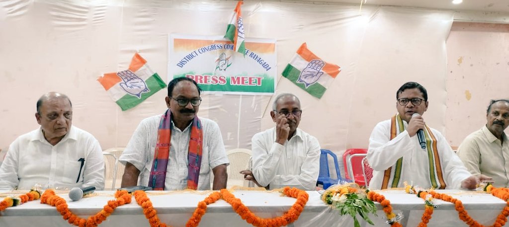 saptagiriulaka's tweet photo. Addressed workers meeting and press meet at Rayagada attended by Ex Chief Secretary &amp; Senior Congress leader Shri Bijay Patnaik, senior @INCOdisha leaders from Rayagada District &amp; PRI Members/Workers. The workers are motivated and gearing up for #Mission2024 #StrongerTogether https://t.co/Q4V4t9cxMC