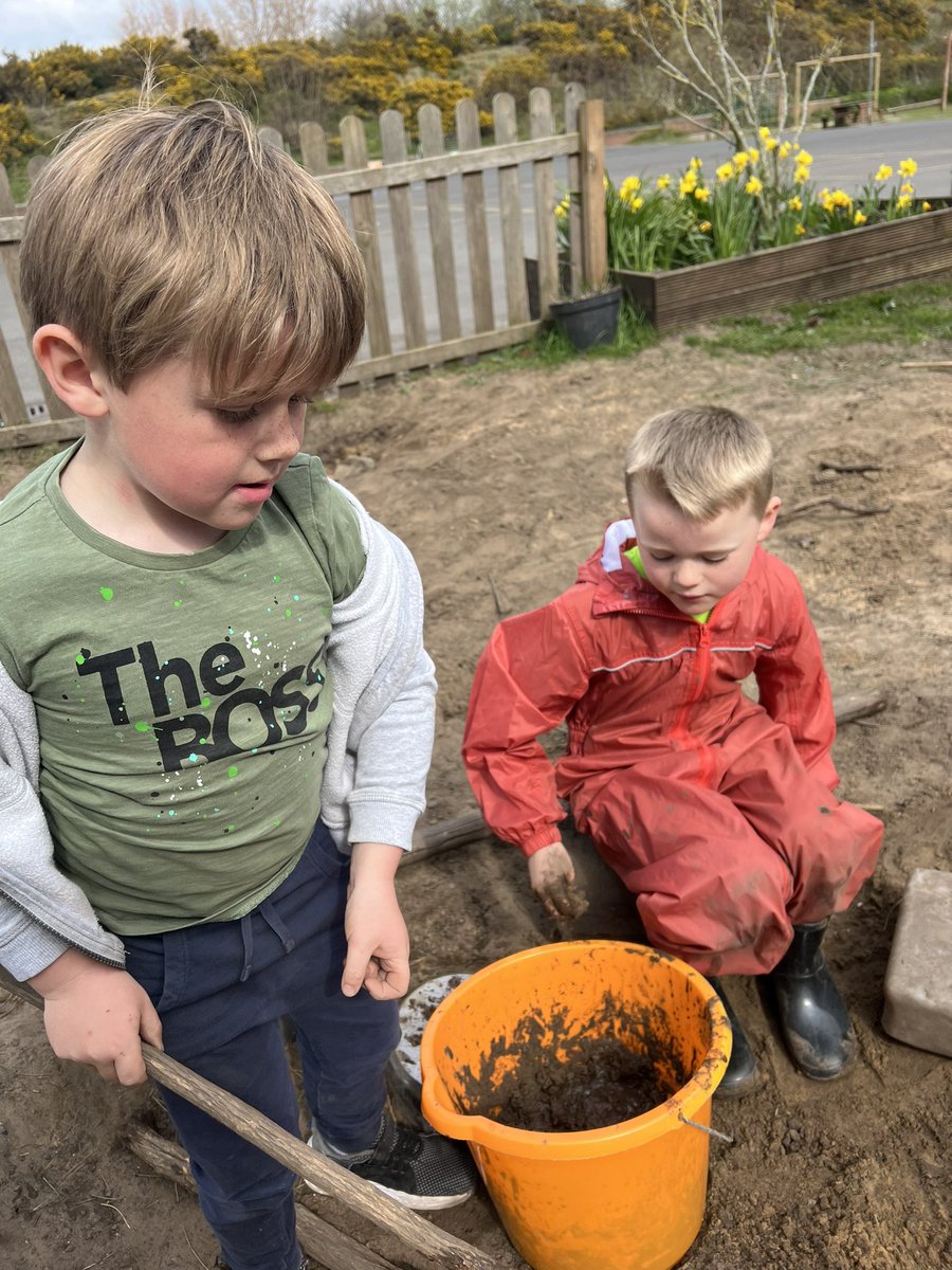 ShoresideYear1's tweet photo. I was lucky enough to be in forest school this afternoon! We had lots of fun watering plants, being builders and finding ladybirds 🐞☀️🌳 @MissNesbitREMAT @MrPowerREMAT @MissKnipeREMAT @Shoreside1234 https://t.co/CYhL5LfBK5