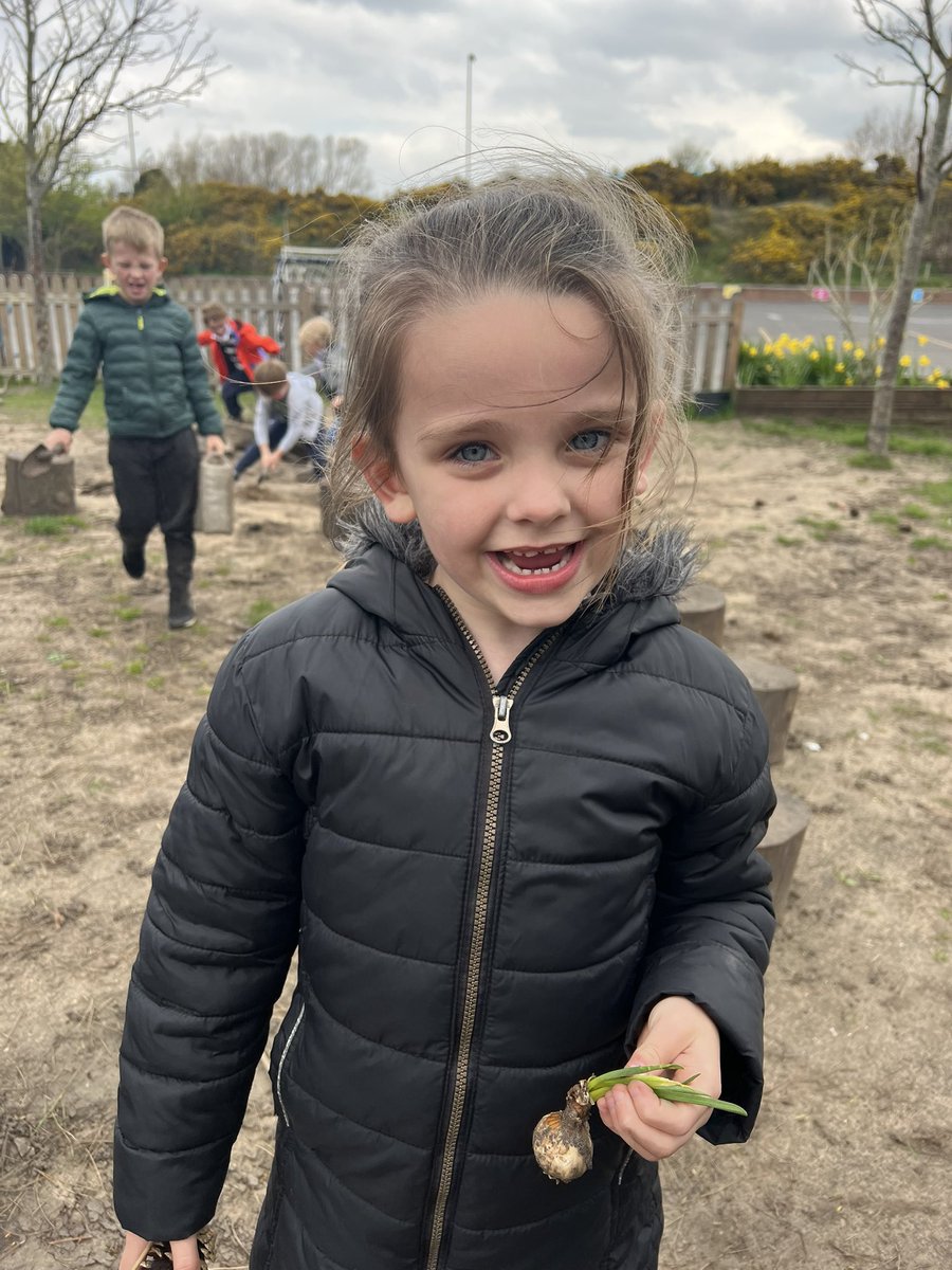 ShoresideYear1's tweet photo. I was lucky enough to be in forest school this afternoon! We had lots of fun watering plants, being builders and finding ladybirds 🐞☀️🌳 @MissNesbitREMAT @MrPowerREMAT @MissKnipeREMAT @Shoreside1234 https://t.co/CYhL5LfBK5