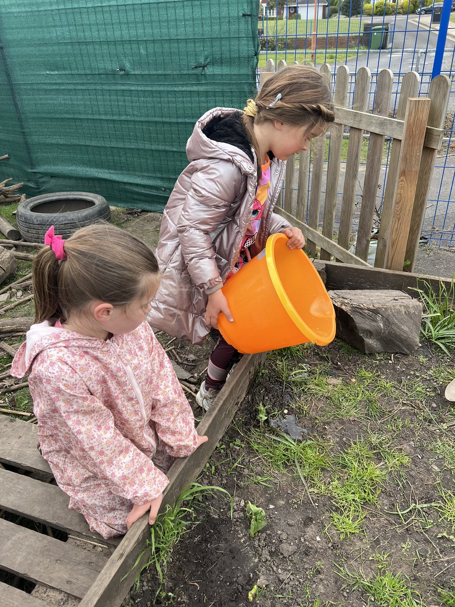 ShoresideYear1's tweet photo. I was lucky enough to be in forest school this afternoon! We had lots of fun watering plants, being builders and finding ladybirds 🐞☀️🌳 @MissNesbitREMAT @MrPowerREMAT @MissKnipeREMAT @Shoreside1234 https://t.co/CYhL5LfBK5