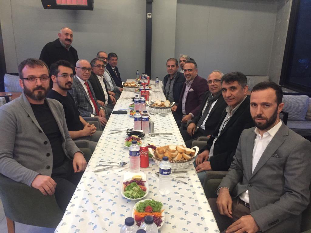 dogandemir41's tweet photo. Bakırköy 📍

Bu akşam iftarımızı Parti Yönetim Kurulu Üyemiz Sayın Cuma İçten’nin misafirliğinde açtık. 

Keyifli bir sohbet için kendisine teşekkür ederiz. 

#sanasöz #geleceğiz 

@GelecekPartiTR 
@Ahmet_Davutoglu https://t.co/W1Nlr48TCt