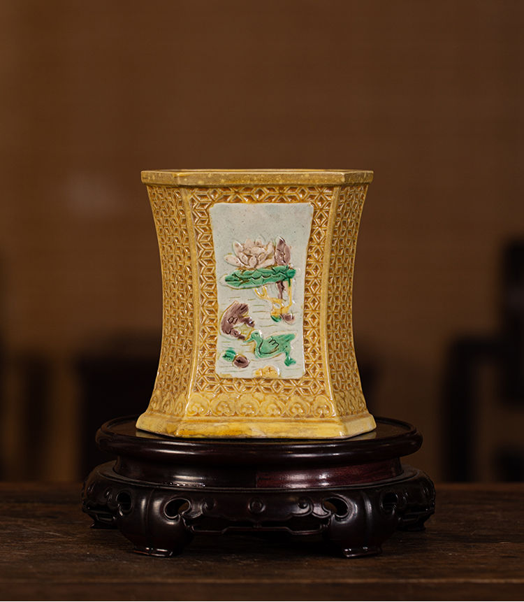 jackree88's tweet photo. Late Qing dynasty vegetal tri-color hexagonal pencil-head vase

View auction details, art exhibitions and online catalogs; and collections of contemporary, impressionist or modern art, #Asian antiques #Chinese art.

https://t.co/YwWsPbacIK

#Chineseauction #artauction https://t.co/KBPwiJikaM