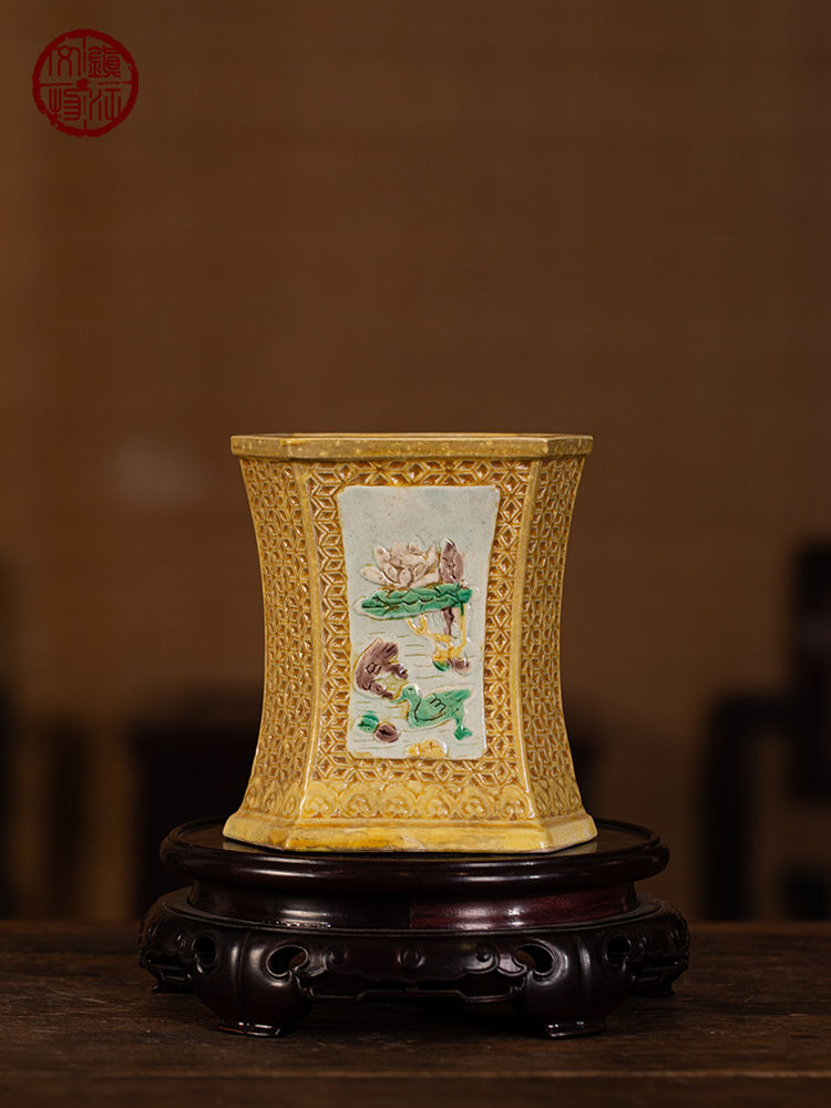 jackree88's tweet photo. Late Qing dynasty vegetal tri-color hexagonal pencil-head vase

View auction details, art exhibitions and online catalogs; and collections of contemporary, impressionist or modern art, #Asian antiques #Chinese art.

https://t.co/YwWsPbacIK

#Chineseauction #artauction https://t.co/KBPwiJikaM