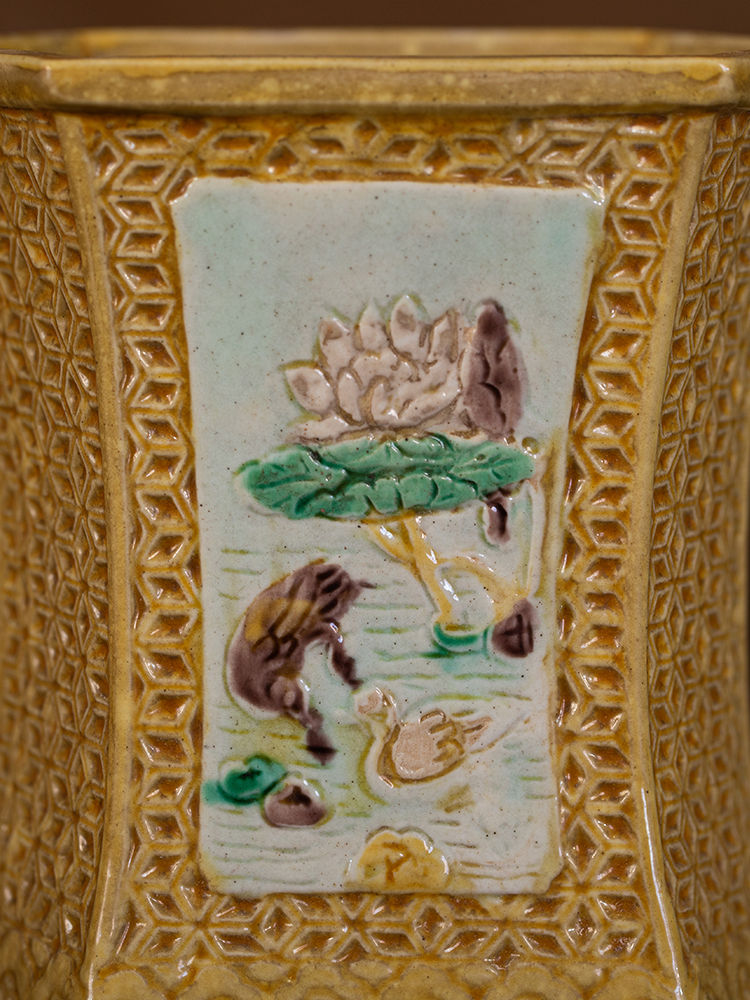 jackree88's tweet photo. Late Qing dynasty vegetal tri-color hexagonal pencil-head vase

View auction details, art exhibitions and online catalogs; and collections of contemporary, impressionist or modern art, #Asian antiques #Chinese art.

https://t.co/YwWsPbacIK

#Chineseauction #artauction https://t.co/KBPwiJikaM