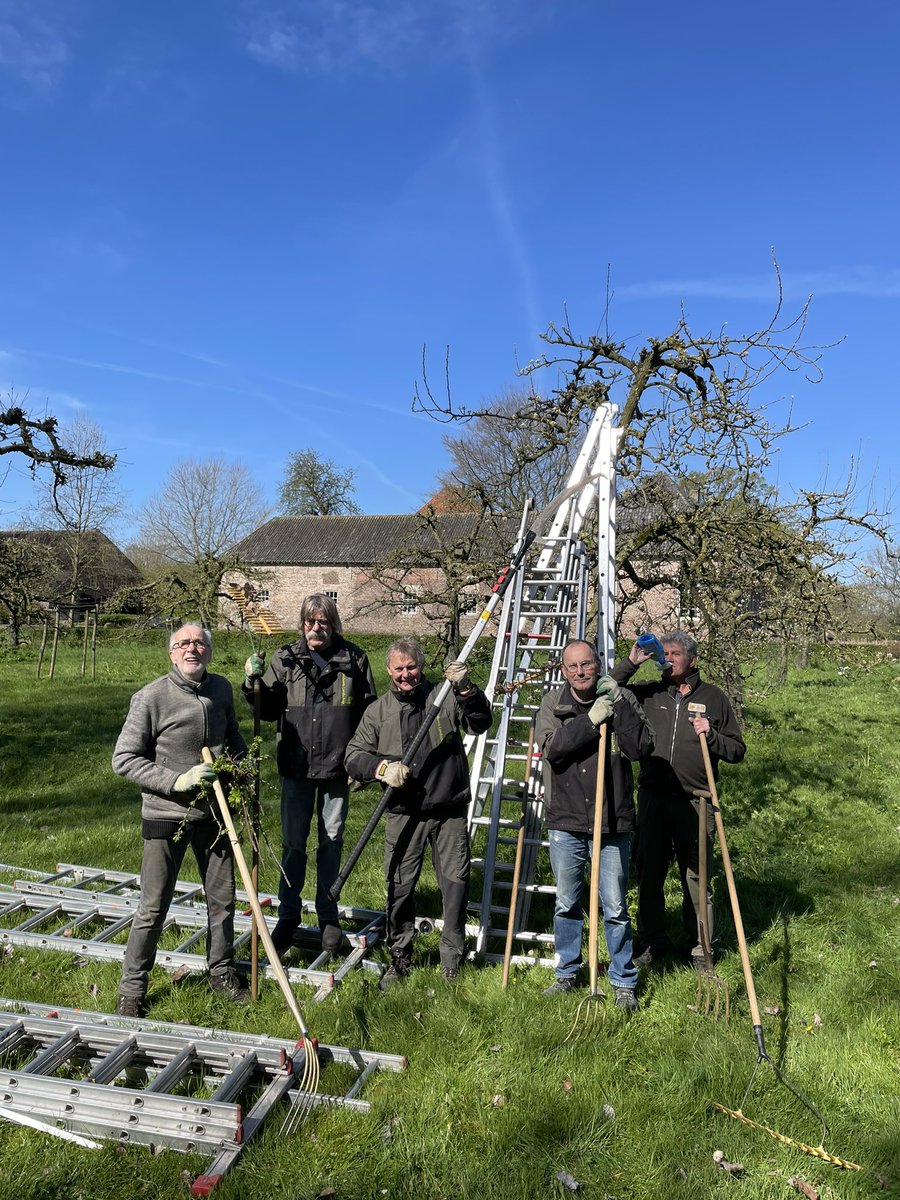 Met deze #brabantslandschapvrijwilligers  van klusgroepen Keent en Tongelaar hebben we gister en vandaag de laatste #fruitbomen gesnoeid bij #kasteelTongelaar . #superVW @Brab_Landschap <a href="/tongelaar/">Kasteel Tongelaar</a> <a href="/InfopuntKeent/">Kracht van Keent</a>