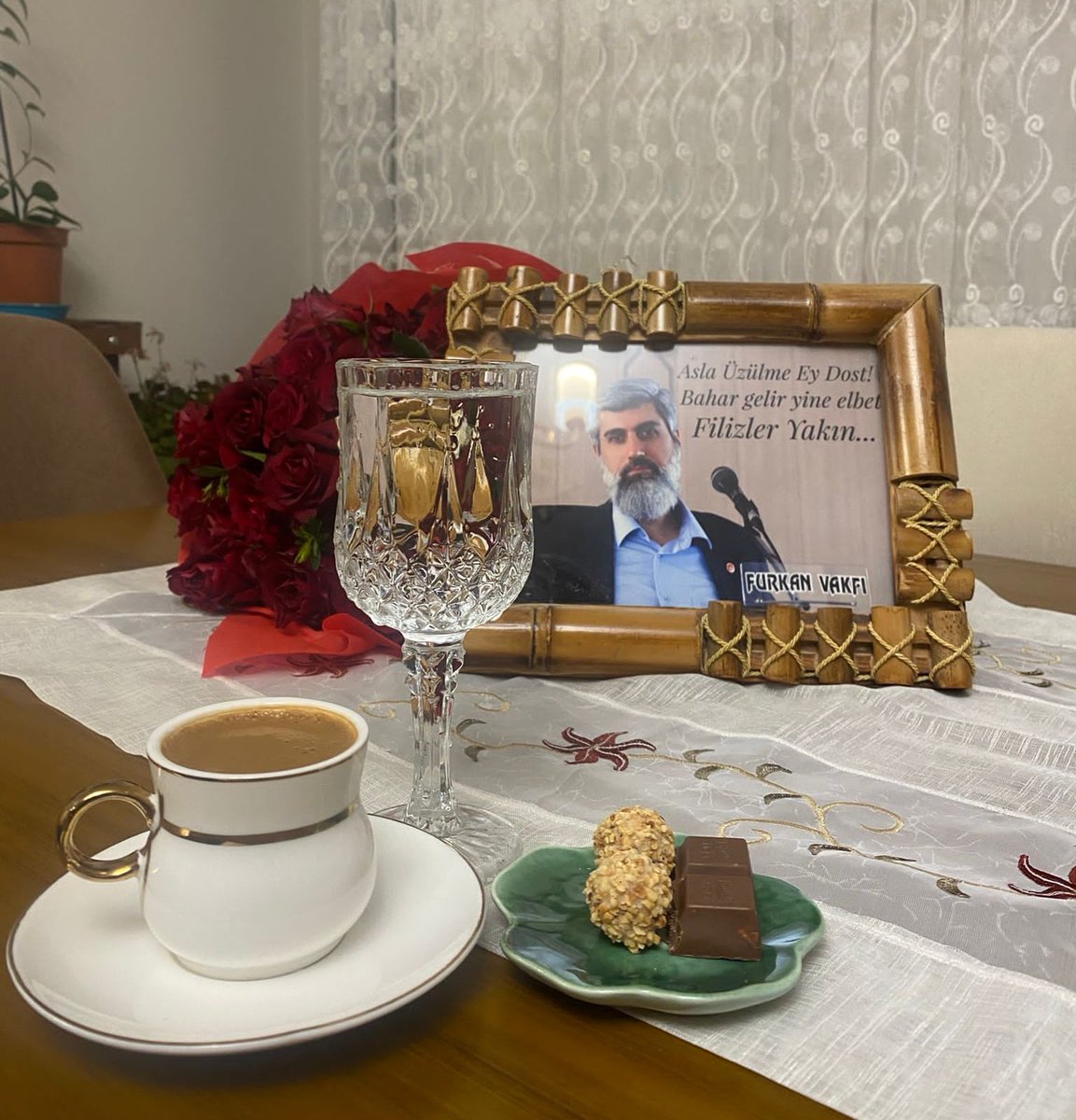 Alparslan Hocam ve tutuklu 4 kardeşimizle birlikte #HerÇarşamba aynı saatte çay kahve etkinliğimiz #ZulümBiteneKadar devam ediyor..

Bize afiyet olsun.. Zalimlere dert olsun!

#GönüllerBirOlsun
#AlparslanHocayaÖzgürlük