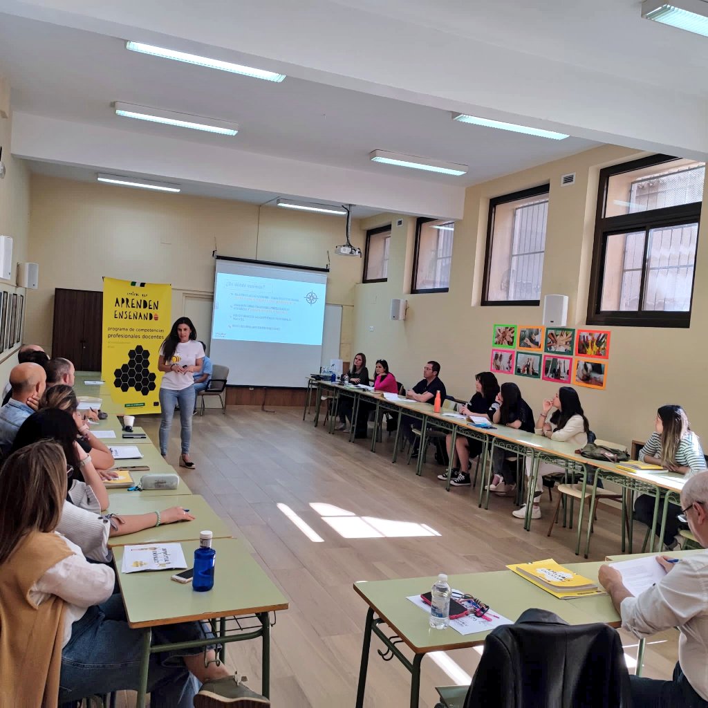 mgarciab01's tweet photo. Otra tarde más de aprendizaje.
Hoy hemos trabajado las competencias individuales. Pensar la enseñanza y valorar las situaciones educativas para ser referente de éxito en el aula.
Esto es: Centros que Aprenden Enseñando #CqAE , que nos ayuda a reflexionar sobre lo que hacemos. https://t.co/zfNICYv8zp