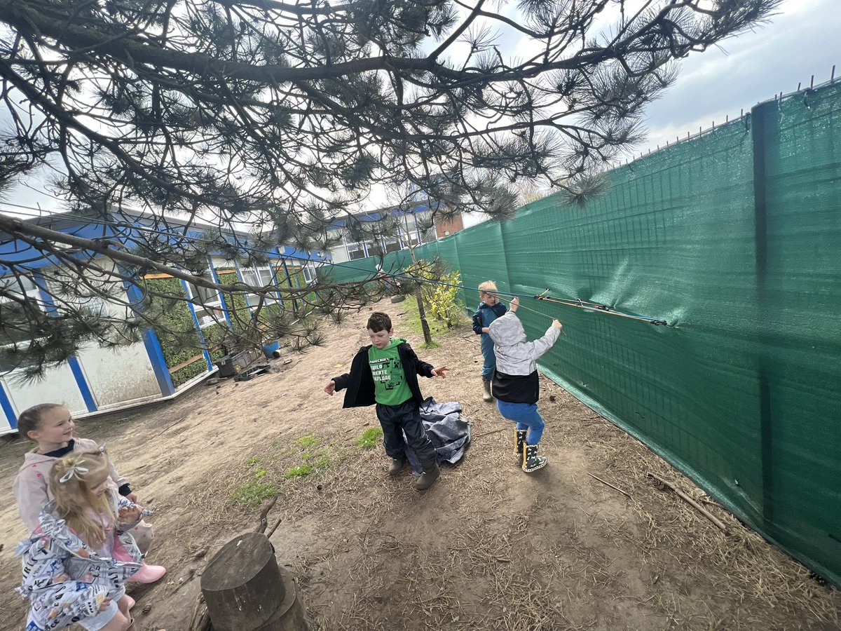 ShoresideYear1's tweet photo. These children came up with the fantastic idea of making a ‘zip line’ out of bungee ropes and string! They worked together as a team and showed lots of endurance👬👭🌳 @Shoreside1234 @MissNesbitREMAT @MrPowerREMAT @MissKnipeREMAT https://t.co/r4dBVllpc2