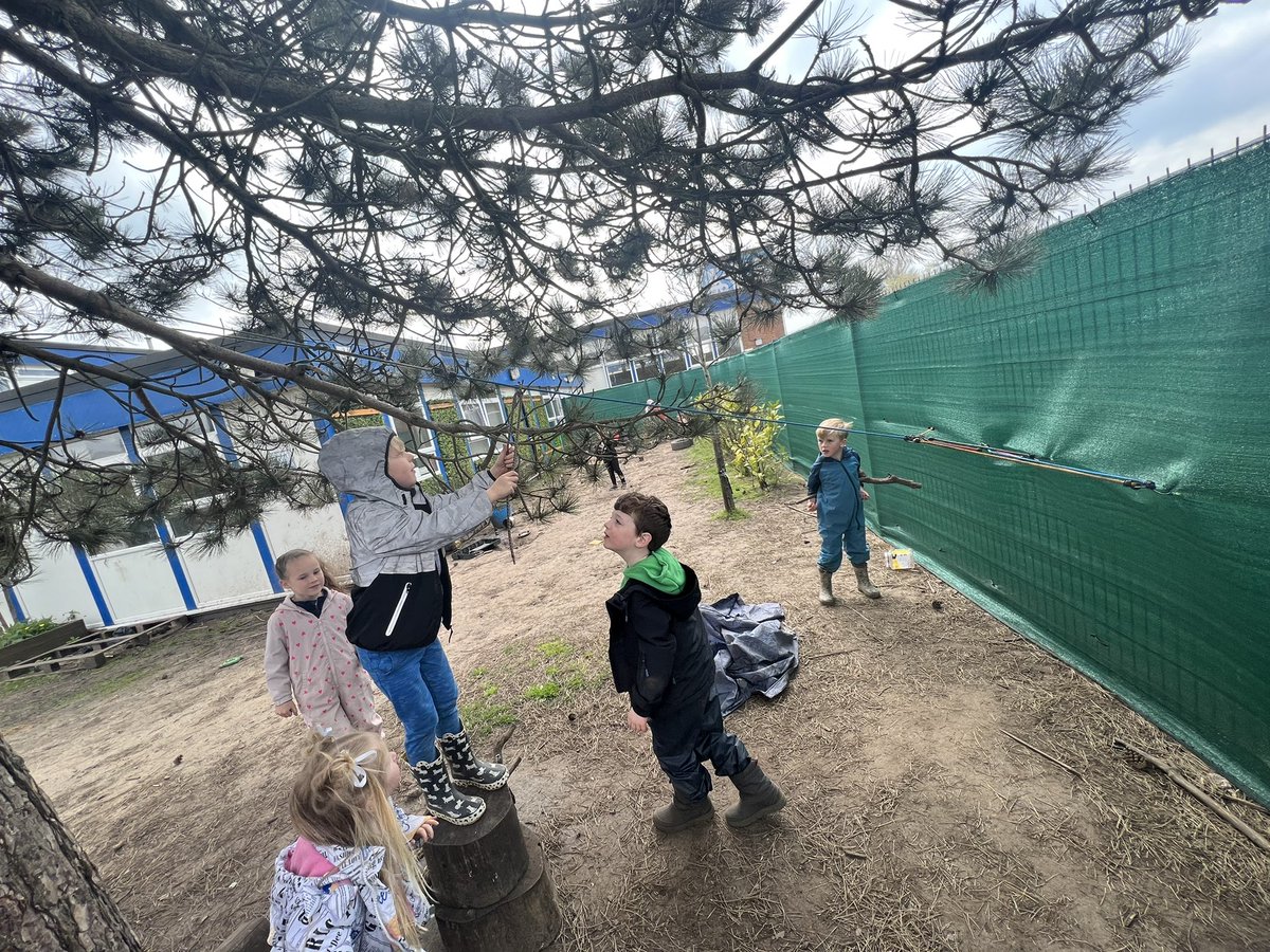 ShoresideYear1's tweet photo. These children came up with the fantastic idea of making a ‘zip line’ out of bungee ropes and string! They worked together as a team and showed lots of endurance👬👭🌳 @Shoreside1234 @MissNesbitREMAT @MrPowerREMAT @MissKnipeREMAT https://t.co/r4dBVllpc2