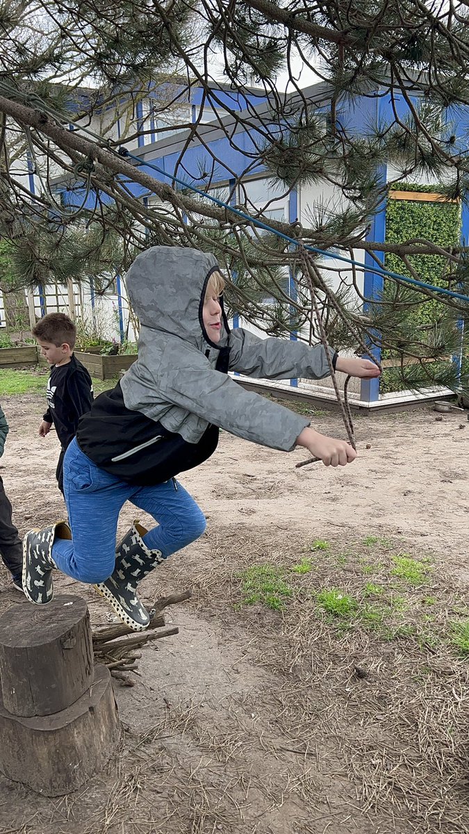 ShoresideYear1's tweet photo. These children came up with the fantastic idea of making a ‘zip line’ out of bungee ropes and string! They worked together as a team and showed lots of endurance👬👭🌳 @Shoreside1234 @MissNesbitREMAT @MrPowerREMAT @MissKnipeREMAT https://t.co/r4dBVllpc2