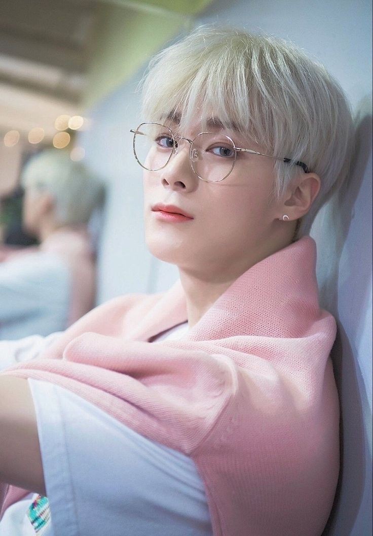 Rest in peace moonbin 🥺🥀
Untuk sekian kalinya gue ditinggal bias pergi, bukan ditinggal hiatus, out group, tapi kali ini ditinggal untuk selama-lamanya, nangis banget sumpahhh...