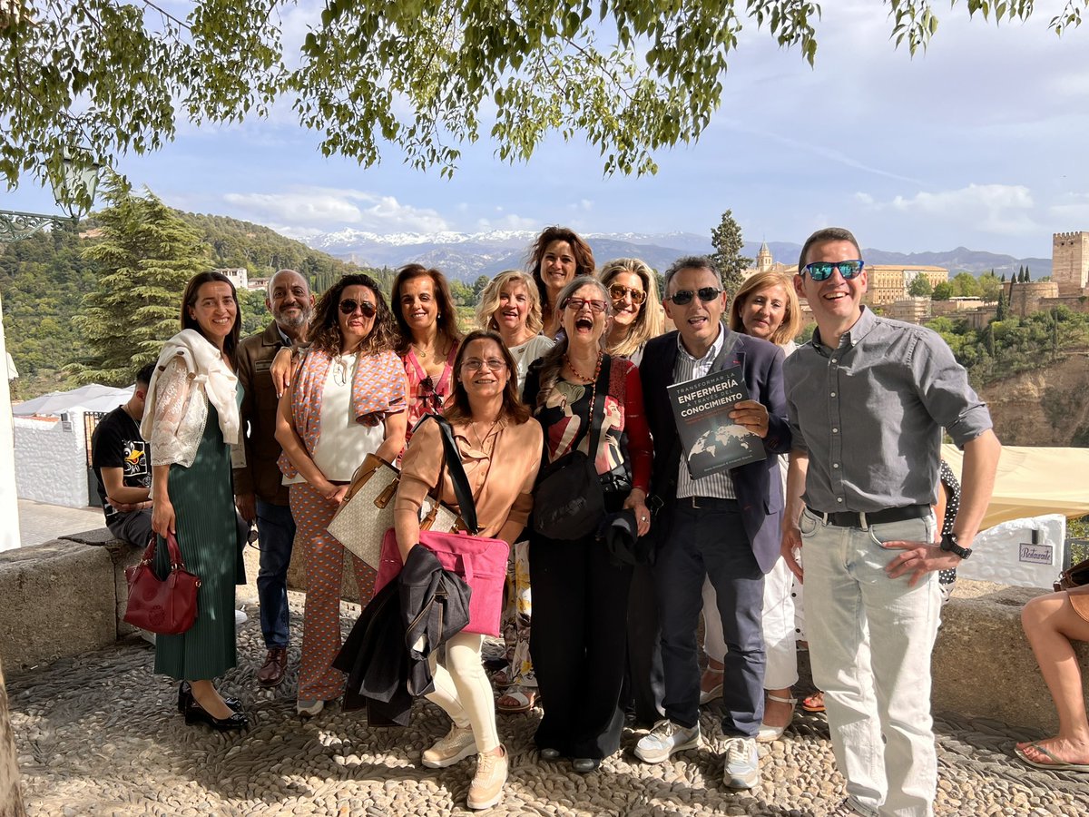 JesusBPSO's tweet photo. Tras un encuentro con algunos compis de #BpsoAndalucía hemos compartido experiencias inolvidables en la mágica ciudad de #Granada junto a @DorisGrinspun de la @RNAO.
Gracias por tu generosidad y por cuidarnos tanto. #bpsoAndalucía 
Por supuesto con la taza de #Cuidaven. https://t.co/vpMunhq76T