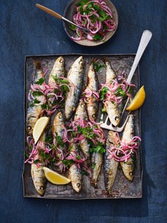 Vanwege #weekvandeovergang deel ik alvast enkele foto's en weetjes uit 'Eten als medicijn: Overgang', het boek dat ik maak samen met gynaecologe Dorenda van Dijken (en dat 16 juni verschijnt).
Vandaag: gegrilde sardientjes met een salade van rode ui en peterselie. (draadje)