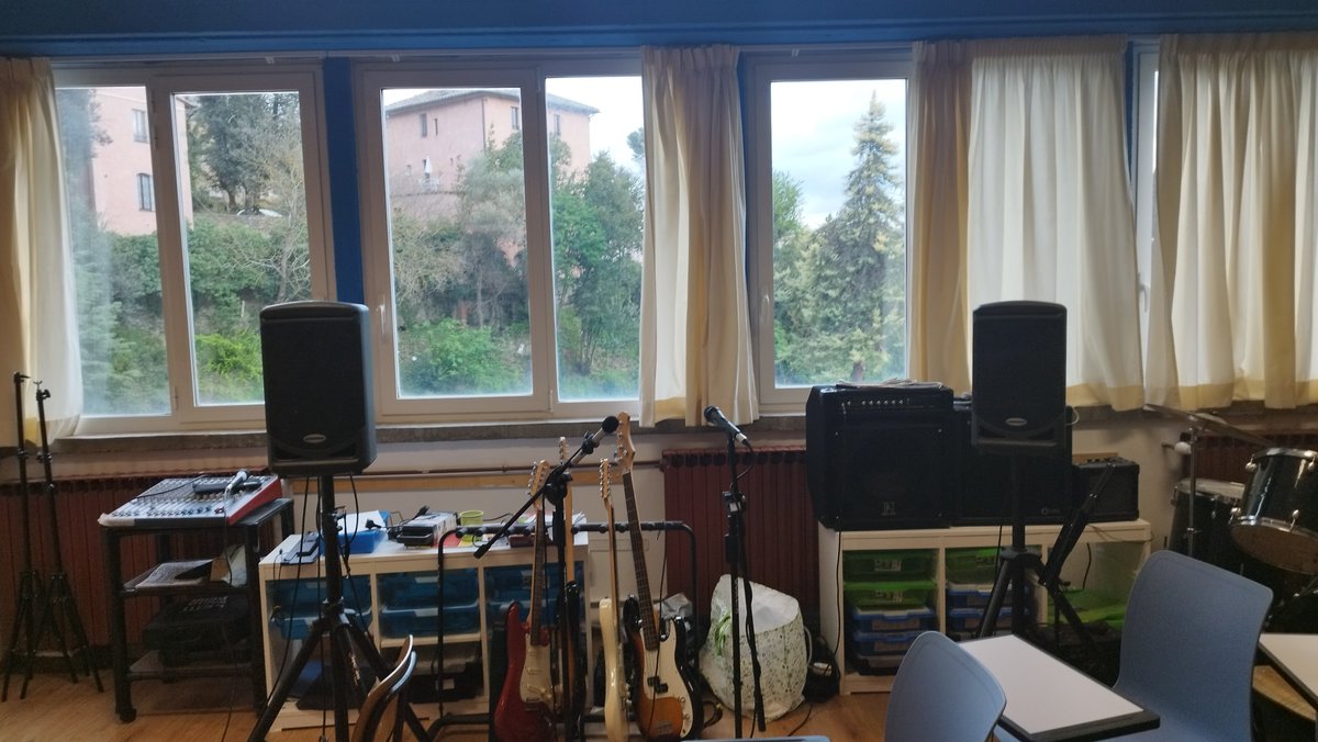 LizBerliocchiB's tweet image. #Scuola,#docenti a #colloquio con i #genitori. Sono momenti importanti, sia dal punto di vista didattico che umano. Si cresce insieme. Questo vale per #studenti, #famiglie, #insegnanti.