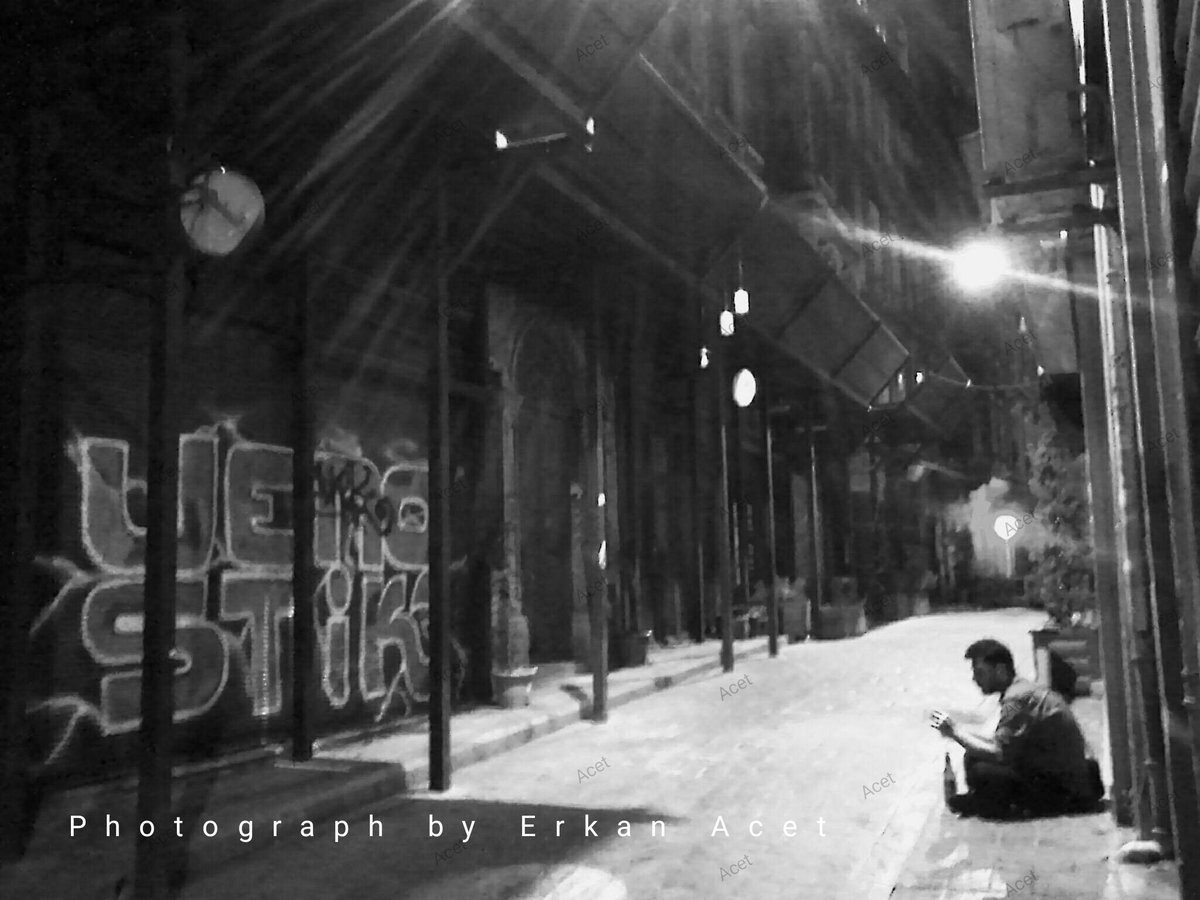 #istanbul #streetphotography #istanbullife  #istanbuldayasam #istanbulnights #istanbulgeceleri #beyoğlu #nightlife #gecehayatı  #nightlifephotography #blackandwhitephotography