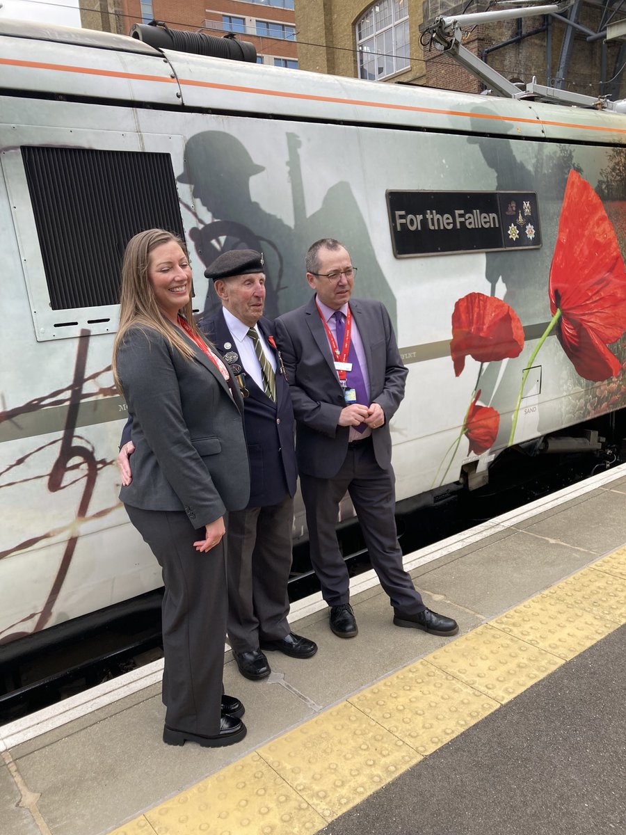 NickBeilby1's tweet photo. Today York Normandy Veteran Ken Cooke(97) laid a wreath on the War Memorial at Kings Cross station and then received the shock of his life when he was invited to travel to York in the cab of LNER locomotive 91111’ For the Fallen ´. LNER really pulled out the stops. Fantastic. https://t.co/KgvI5YazSD