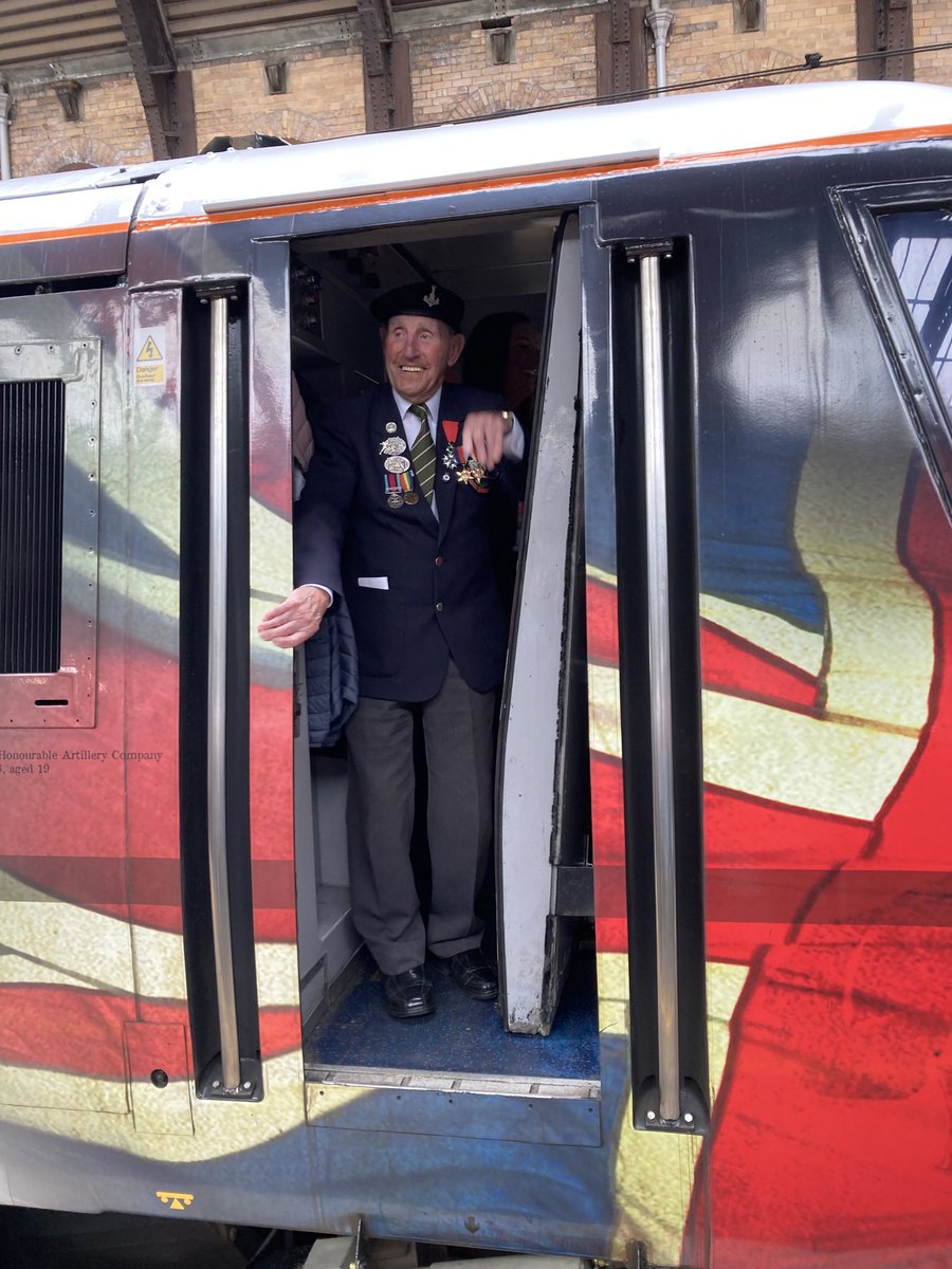 NickBeilby1's tweet photo. Today York Normandy Veteran Ken Cooke(97) laid a wreath on the War Memorial at Kings Cross station and then received the shock of his life when he was invited to travel to York in the cab of LNER locomotive 91111’ For the Fallen ´. LNER really pulled out the stops. Fantastic. https://t.co/KgvI5YazSD