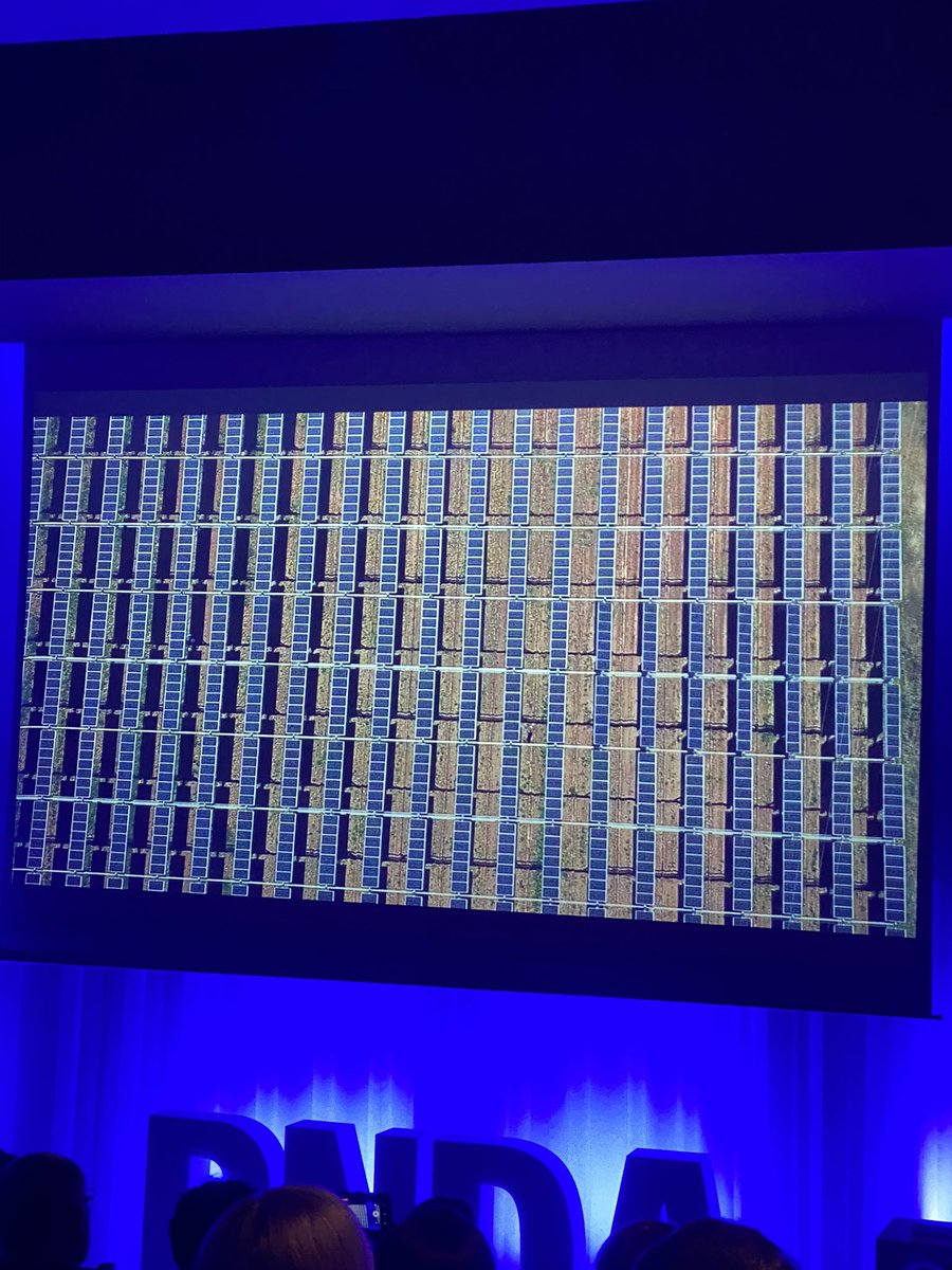 #PNDAR2023 Prix de l’innovation remis par @ChLambert_FNSEA <a href="/FNSEA/">La FNSEA</a>  - Une expl viticole sous ombrières, vin et production d’energie 👍