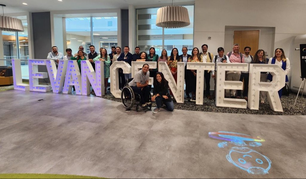 ProEcuador_'s tweet photo. ¡Participamos en la misión Techxplorer- EE.UU! 🇺🇸

15 empresas🇪🇨 del sector tecnológico se encuentran en Miami para presentar su oferta de servicios a líderes empresariales estadounidenses quienes podrán replicar y compartir la información recibida. https://t.co/Jms6WvWupV