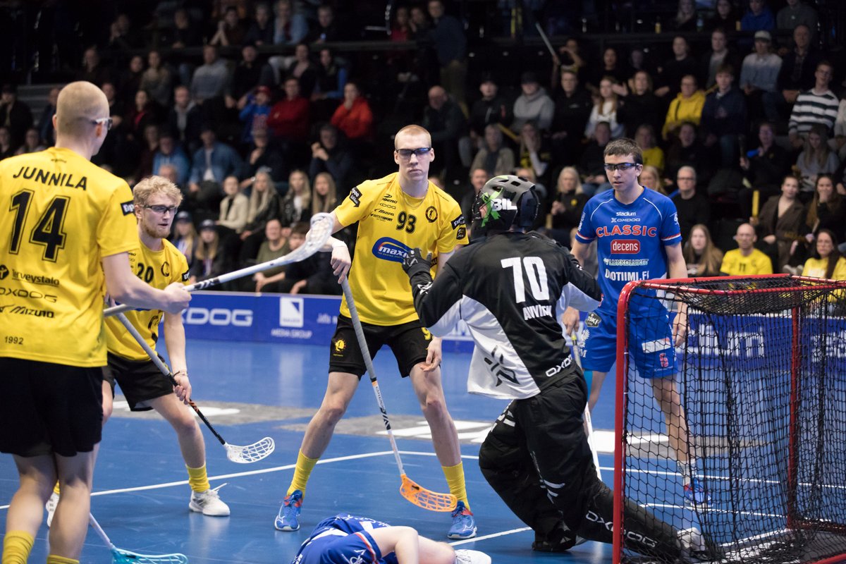 P22 SM-sarjan kolmas finaali <a href="/scclassic/">SC Classic</a> - <a href="/WestendIndians/">Westend Indians</a> käynnissä Bläk Boksissa. Kuvia illan mittaan tänne:
salibandyliitto.kuvat.fi/kuvat/Juniorit…
#salibandy <a href="/Salibandyfi/">Salibandy.fi</a> <a href="/paakallofi/">Pääkallo.fi</a>