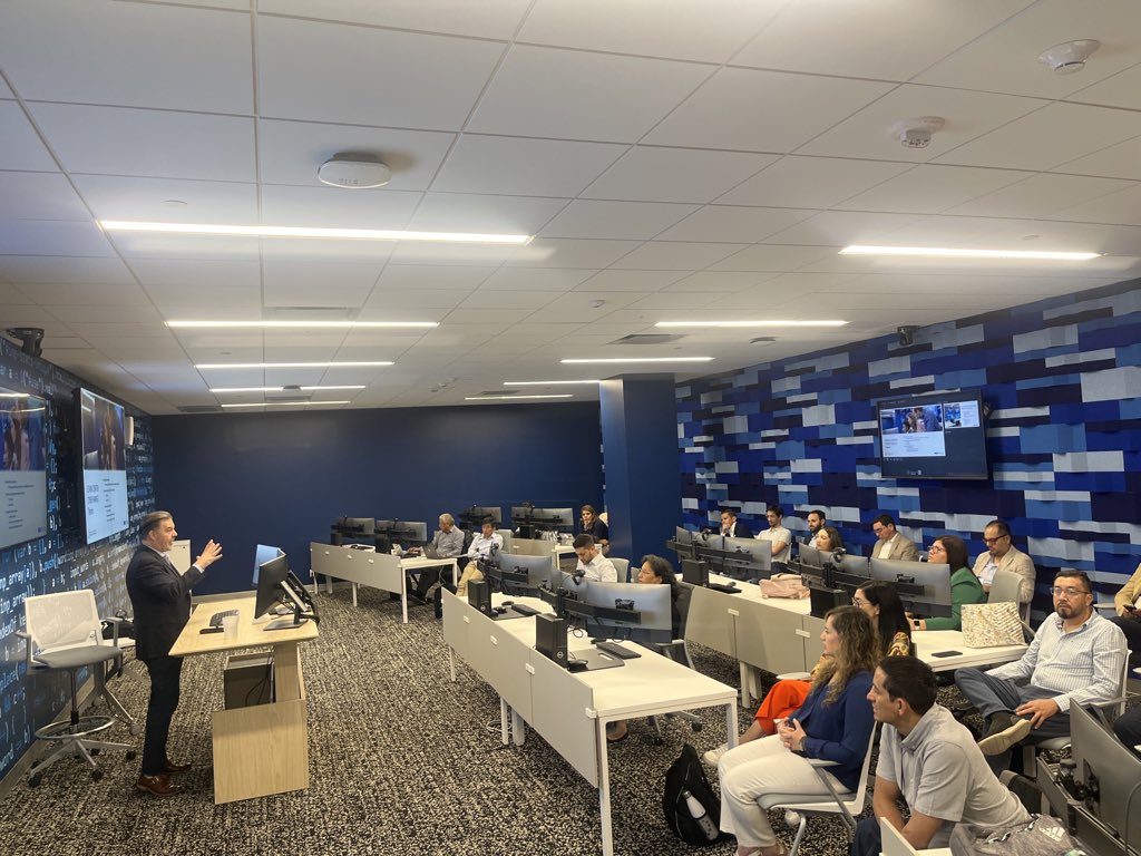 ProEcuador_'s tweet photo. ¡Participamos en la misión Techxplorer- EE.UU! 🇺🇸

15 empresas🇪🇨 del sector tecnológico se encuentran en Miami para presentar su oferta de servicios a líderes empresariales estadounidenses quienes podrán replicar y compartir la información recibida. https://t.co/Jms6WvWupV